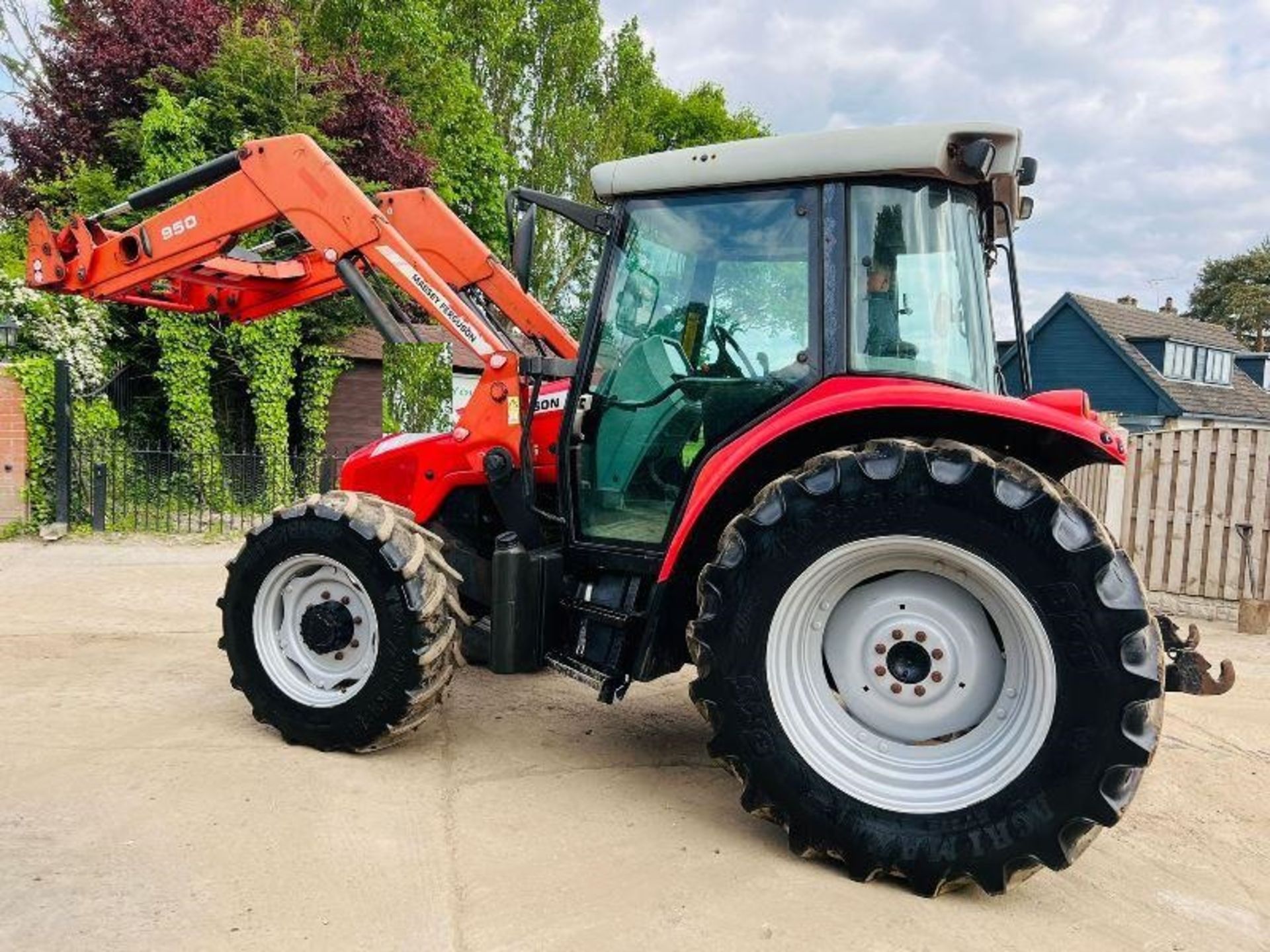 MASSEY FERGUSON 5455 4WD TRACTOR C/W MASSEY FERGUSON 950 FRONT LOADER - Image 2 of 18