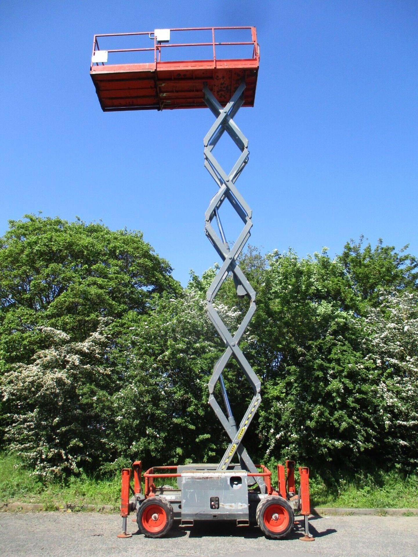 2010 SKYJACK 6832 SCISSOR LIFT ACCESS PLATFORM CHERRY PICKER MEWP GENIE - Image 13 of 14