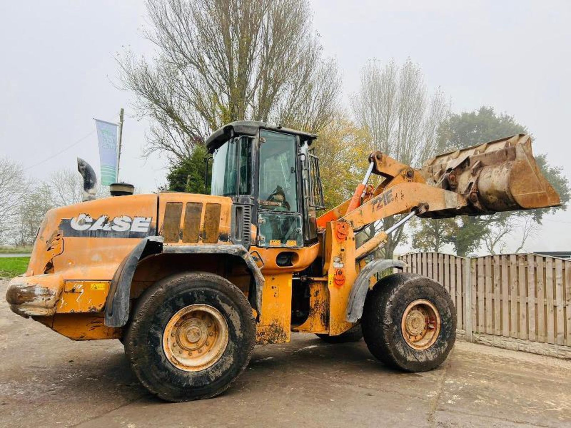 CASE 721E 4WD LOADING SHOVEL * YEAR 2010 * C/W BUCKET - Image 3 of 13