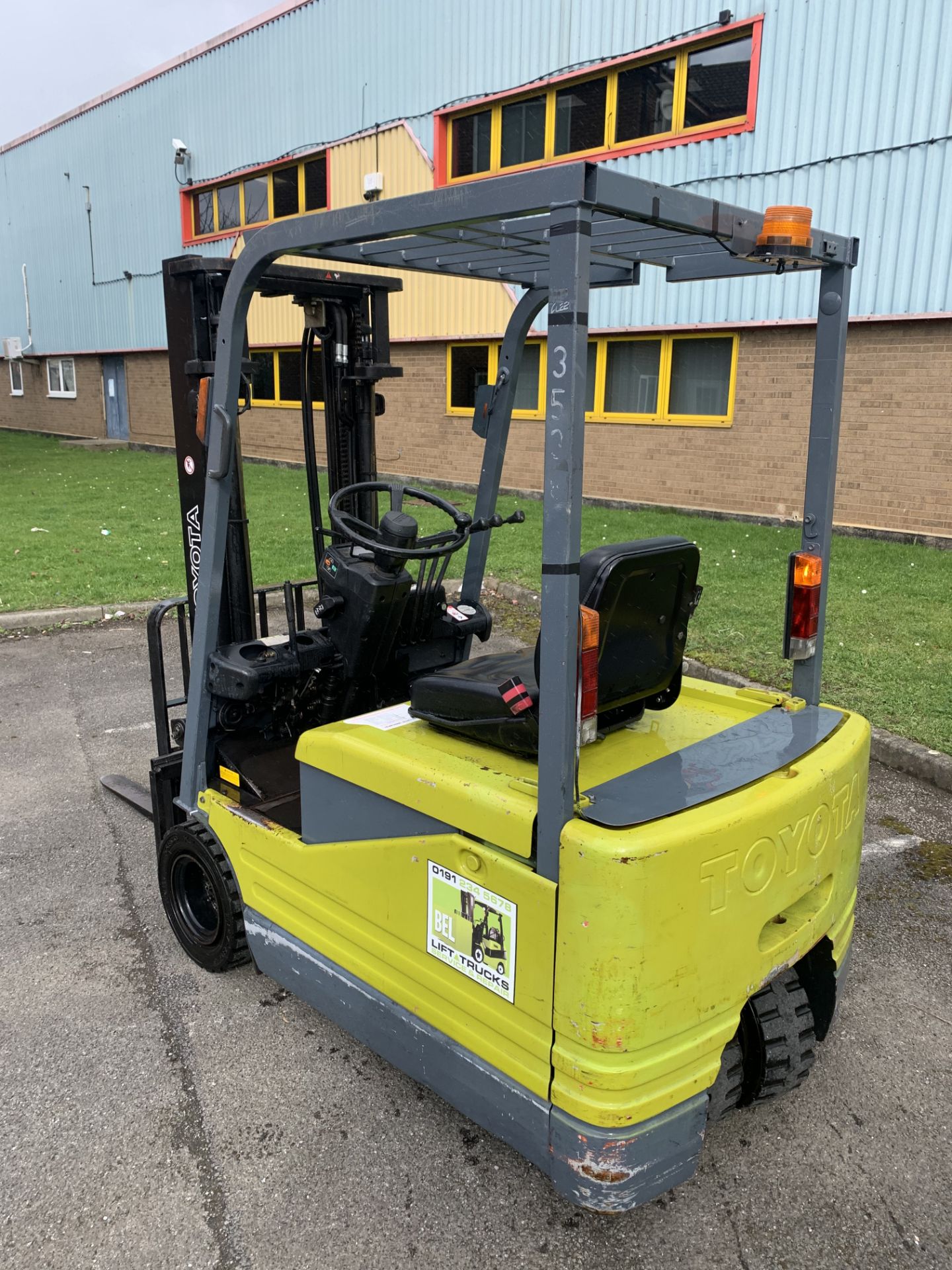 TOYOTA ELECTRIC FORKLIFT 1.75 TON LIFT WITH CHARGER.- NO VAT. - Image 2 of 6
