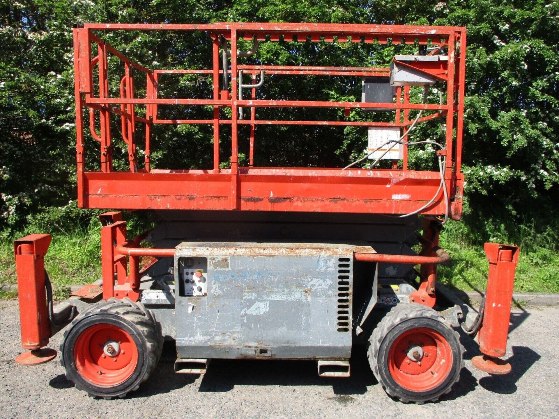 2010 SKYJACK 6832 SCISSOR LIFT ACCESS PLATFORM CHERRY PICKER MEWP GENIE - Image 4 of 14