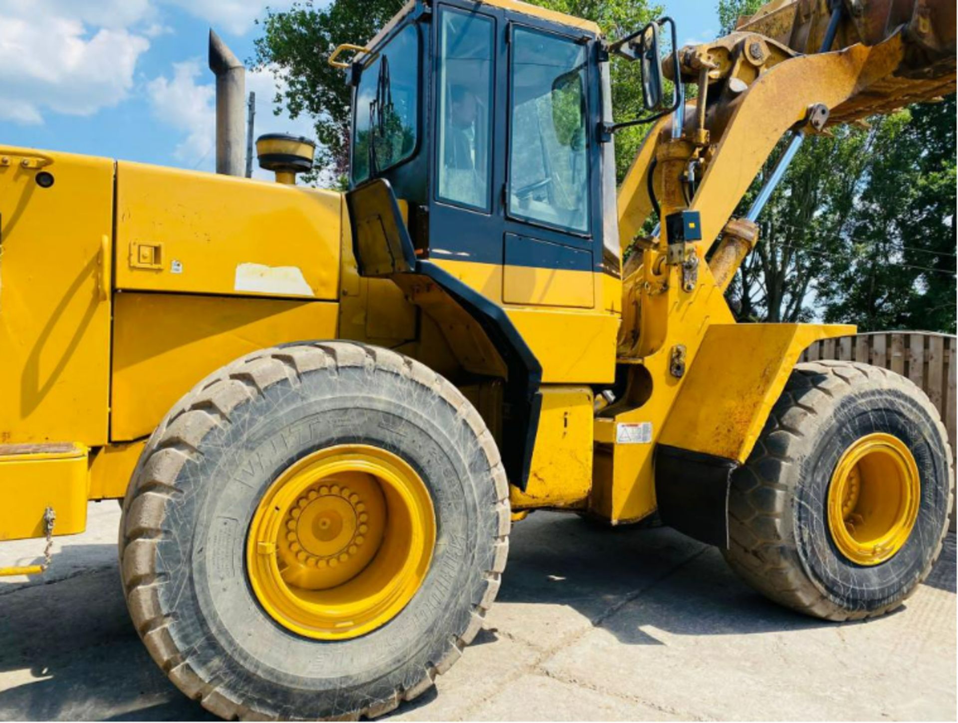 CATERPILLAR 950F 4WD LOADING SHOVEL C/W BUCKET - Image 2 of 18