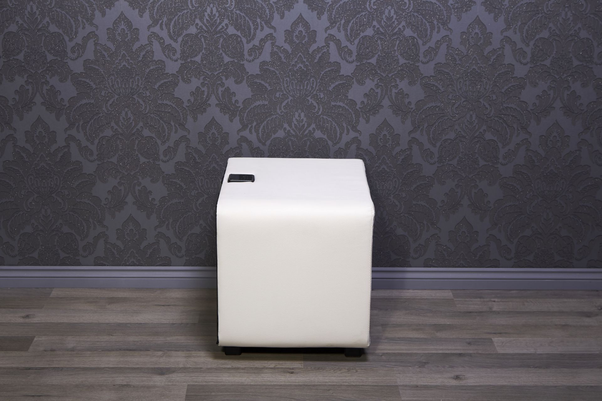 WHITE LEATHER BEDSIDE WITH BUILT IN RECHARGEABLE POP UP BLUETOOTH SPEAKER - Image 3 of 9