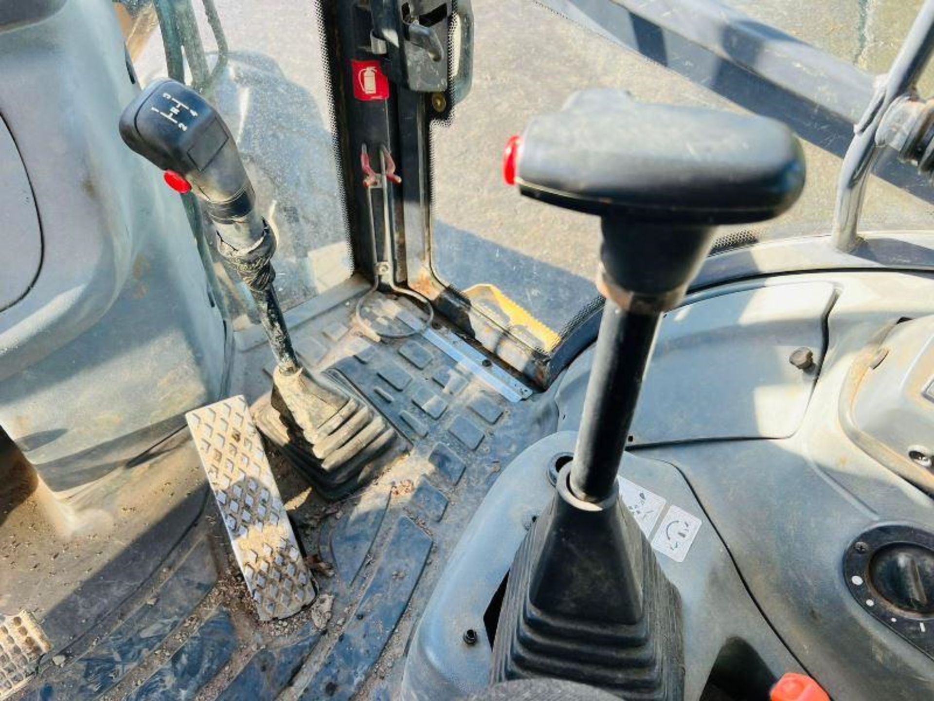 NEW HOLLAND NH85 4WD BACKHOE DIGGER C/W REAR QUICK HITCH & EXTENDING DIG. - Image 7 of 17