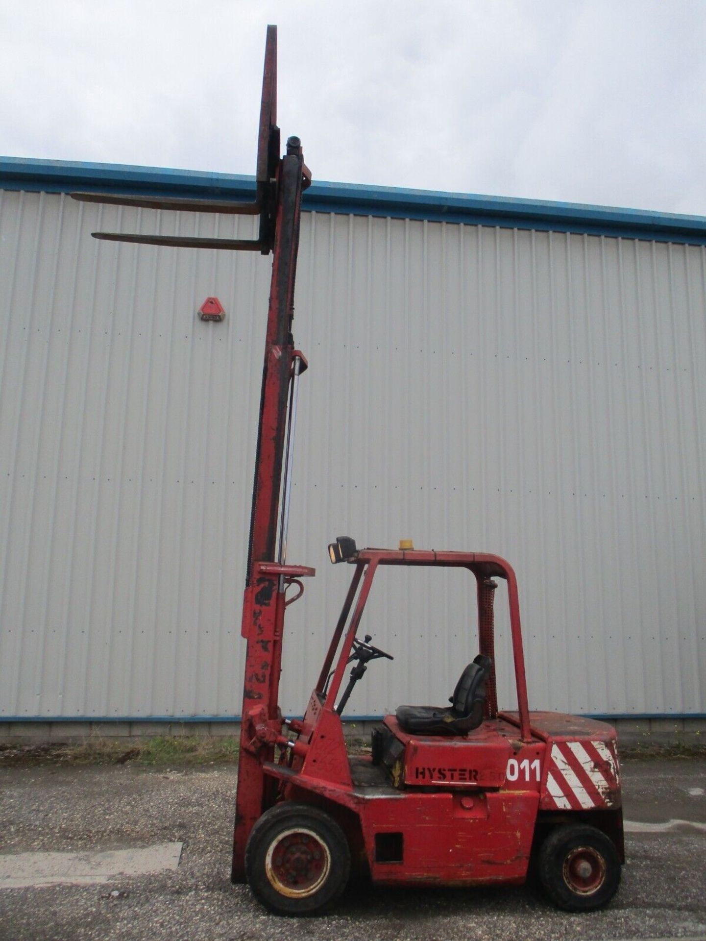 HYSTER 2.5 TON DIESEL FORK LIFT CONTAINER SPEC LOW MAST FORKLIFT TRUCK TRIPLE - Image 12 of 13