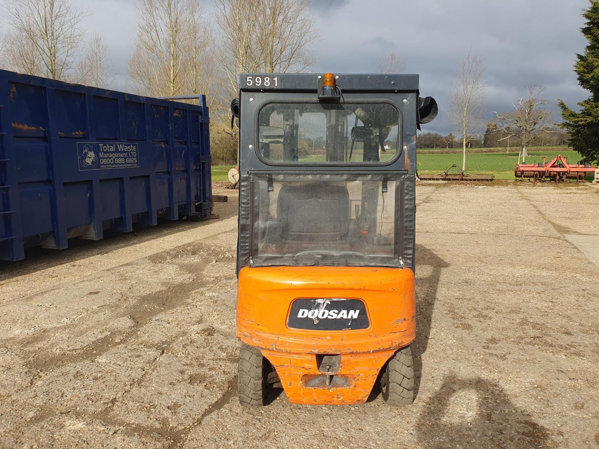 DAEWOO/DOOSAN ELECTRIC 2 TON FORKLIFT WITH FULL CAB - Image 3 of 8