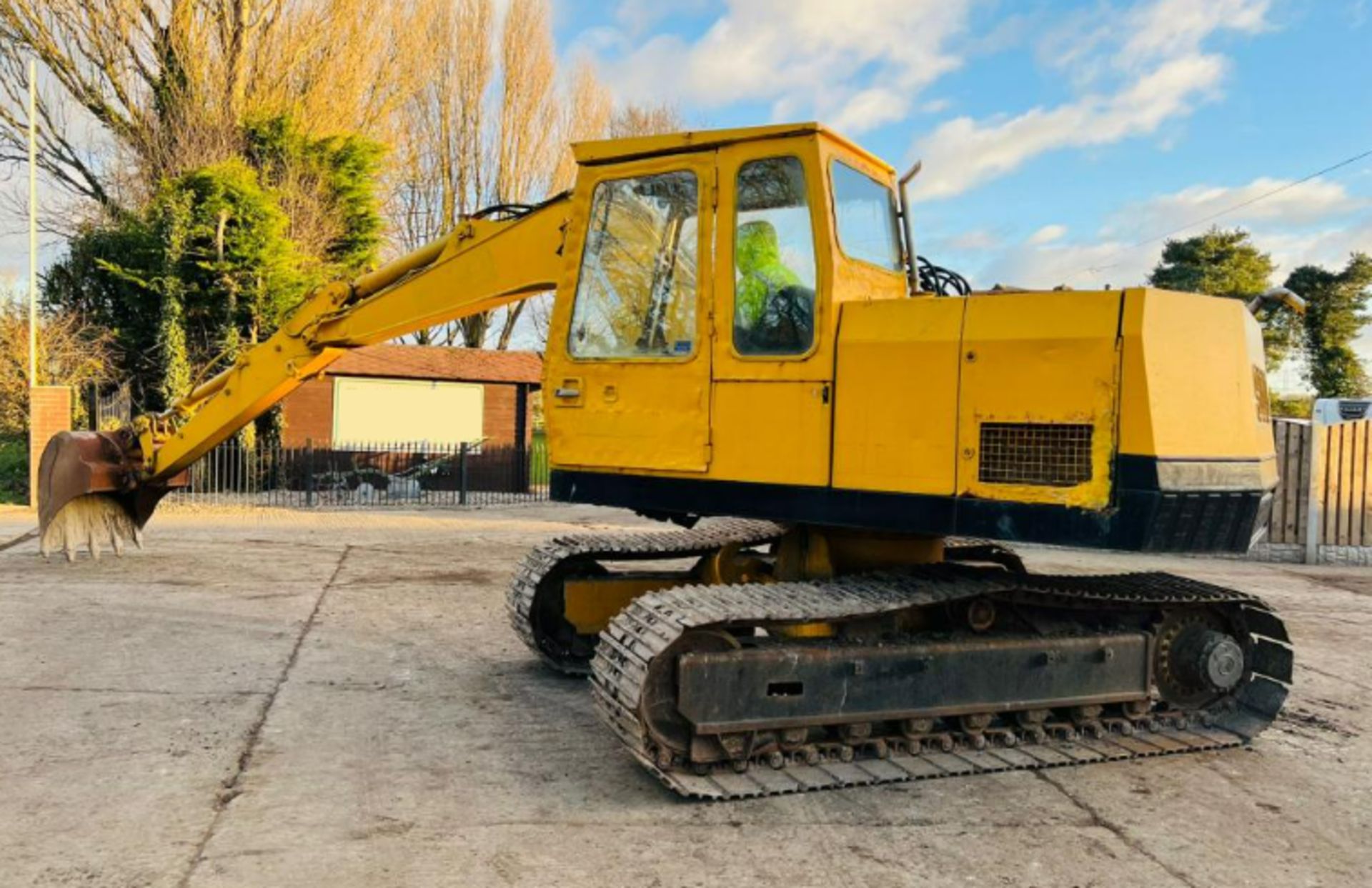 LIEBHERR 900 TRACKED EXCAVATOR C/W BUCKET - Image 2 of 10