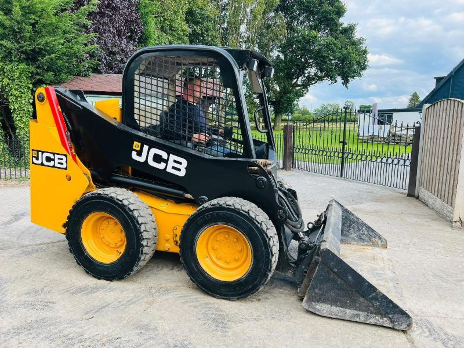 JCB 135 4WD SKIDSTEER * YEAR 2014 * C/W BUCKET - Image 3 of 13