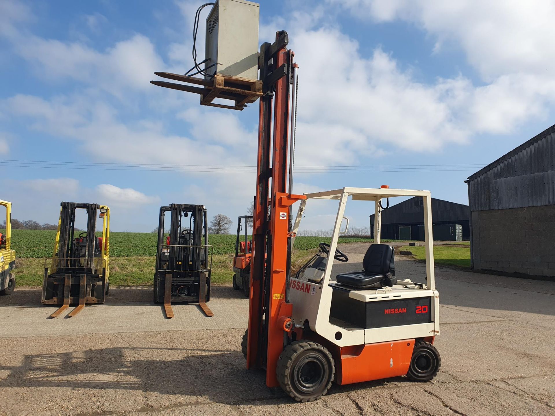 NISSAN 2 TON ELECTRIC FORKLIFT - Image 3 of 6