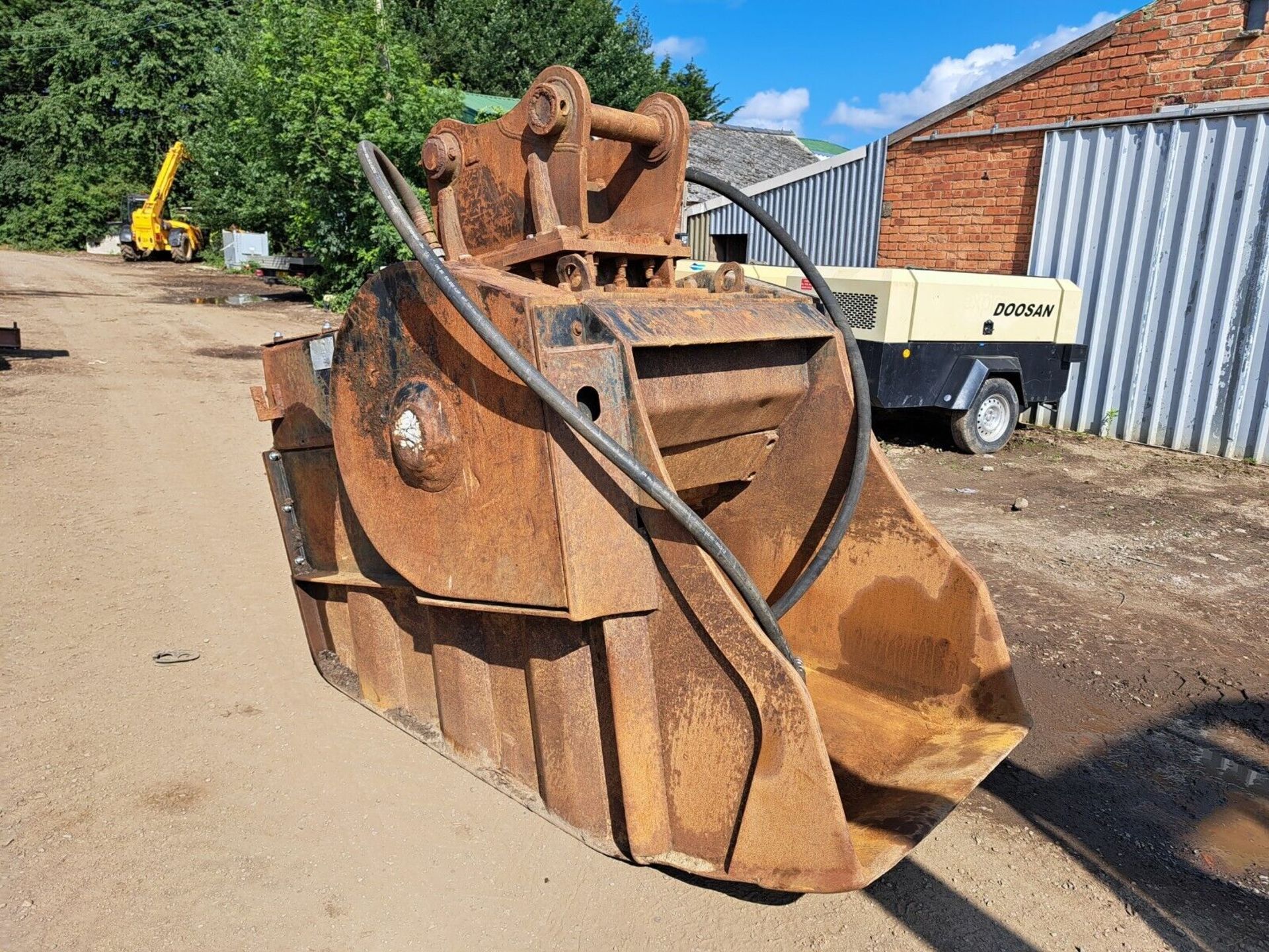 CRUSHER BUCKET DIGGER EXCAVATOR 80MM PINS - Image 3 of 7