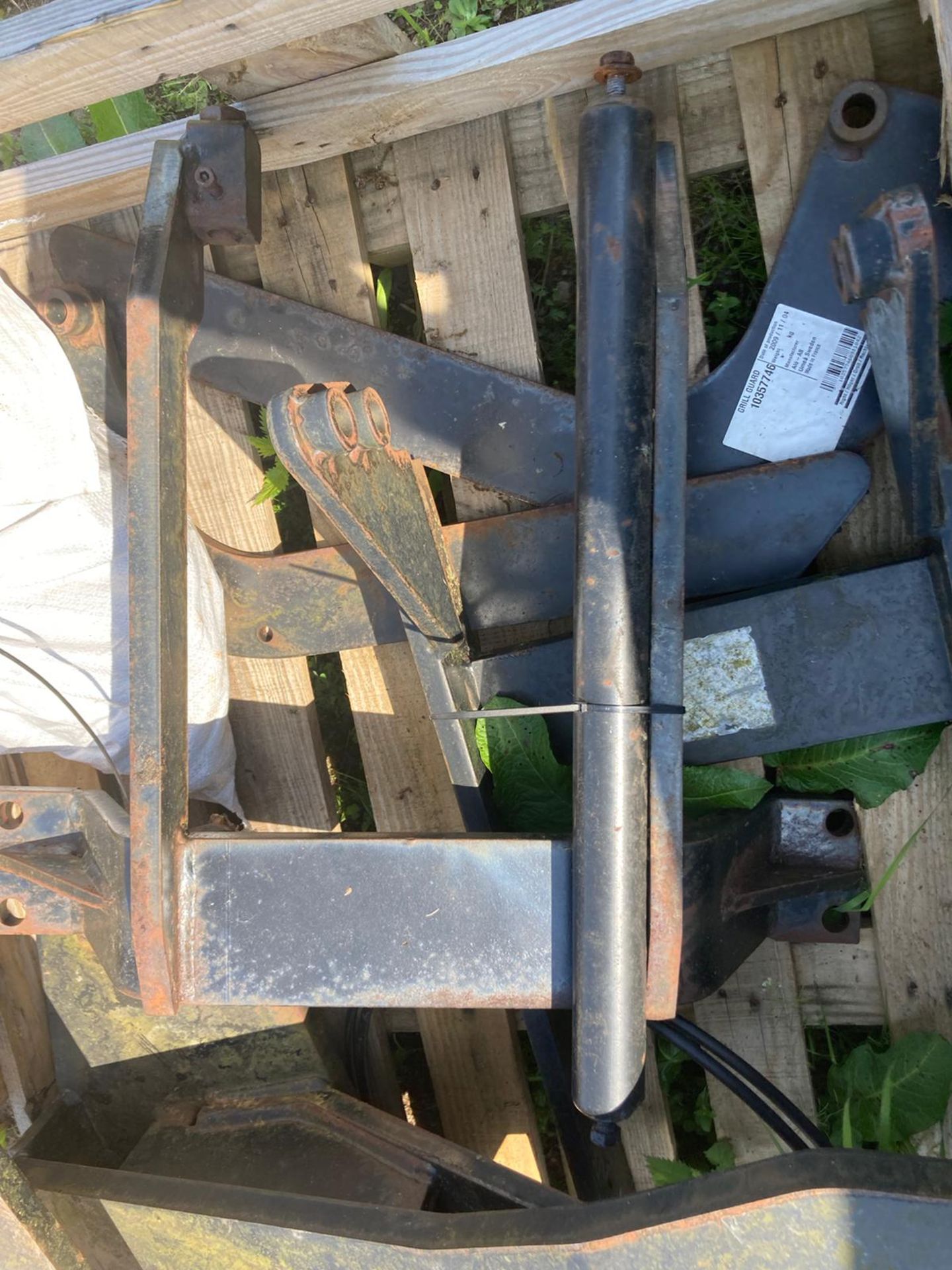 QUICKE LOADER COMES WITH MASSEY FERGUSON 6 CYLINDER TRACTOR BRACKETS - Image 10 of 10