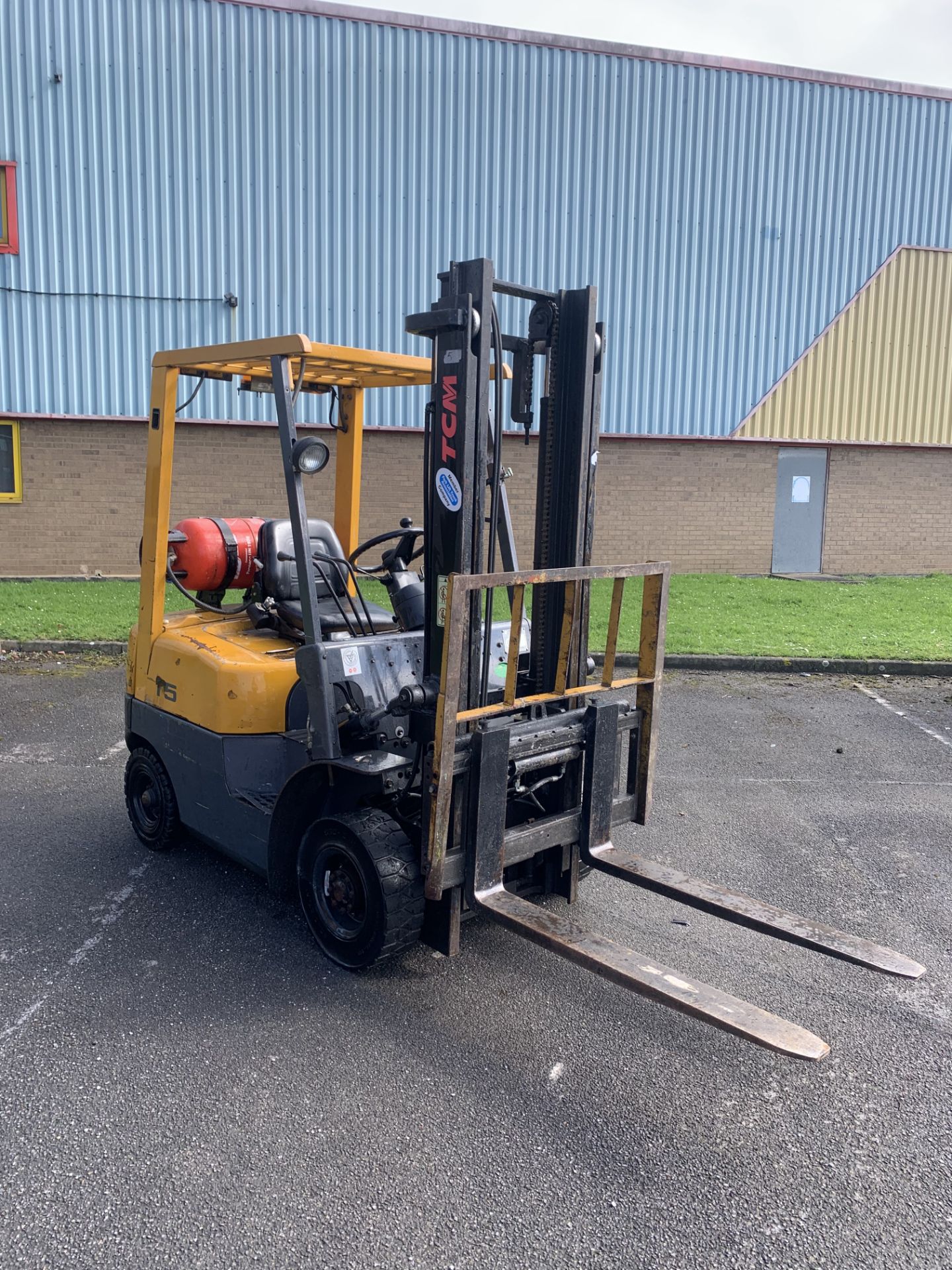 TCM GAS POWERED COUNTER BALANCE FORKLIFT - Image 2 of 5