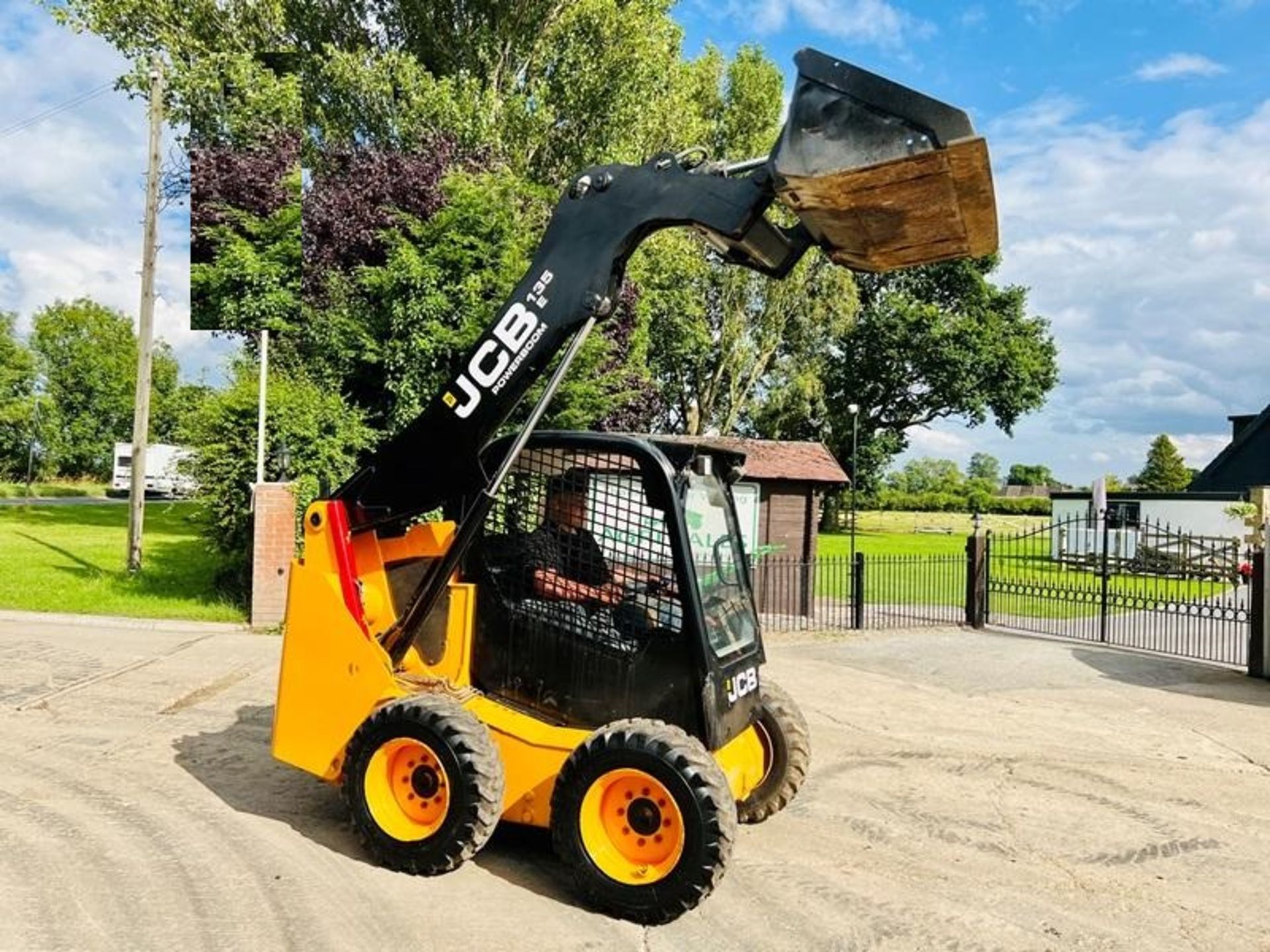 JCB 135 4WD SKIDSTEER * YEAR 2014 * C/W BUCKET