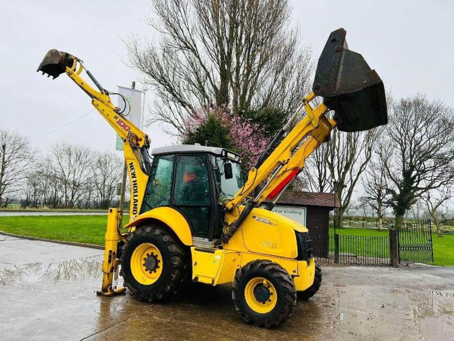 NEW HOLAND B100C 4WD BACKHOE DIGGER *YEAR 2012* C/W EXTENDING DIG - Image 10 of 17