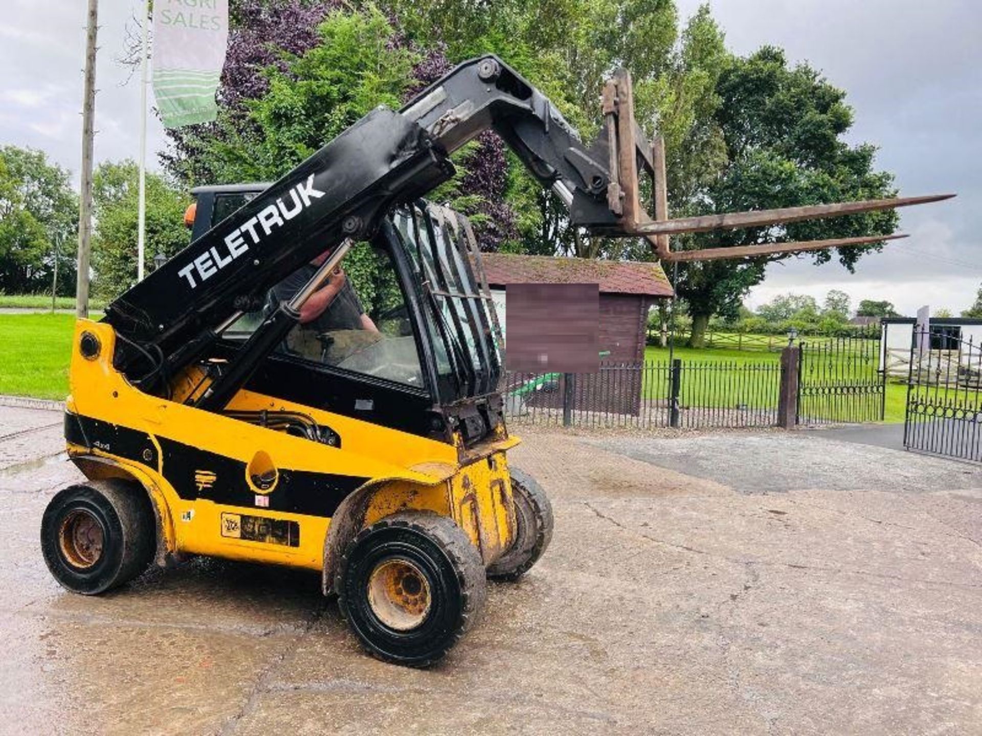 JCB TLT30D 4WD TELETRUCK C/W PALLET TINES - Image 9 of 15