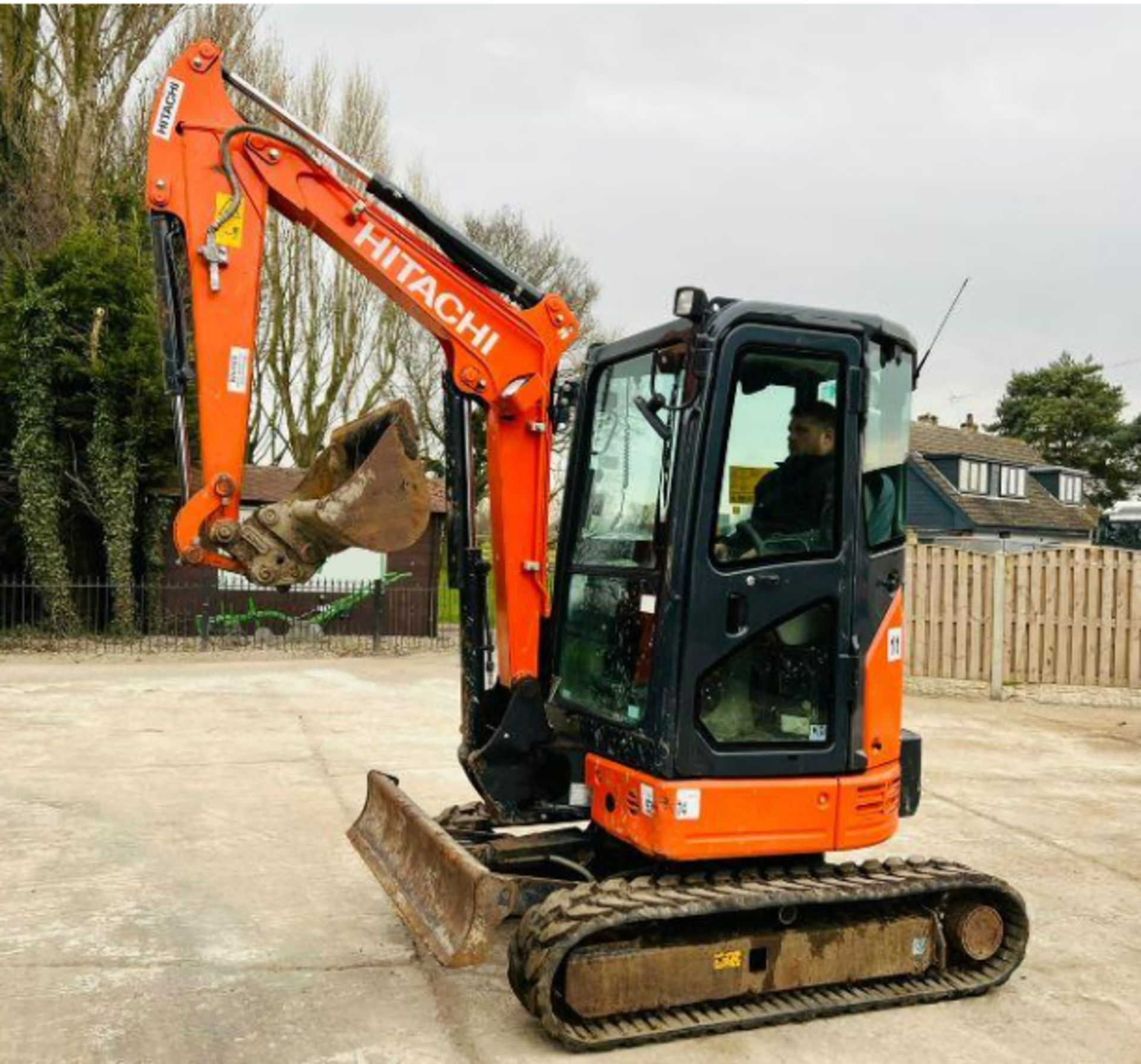 HITACHI ZAXIS ZX26U-6A * YEAR 2017 , 2524 HOURS * C/W RUBBER TRACKS