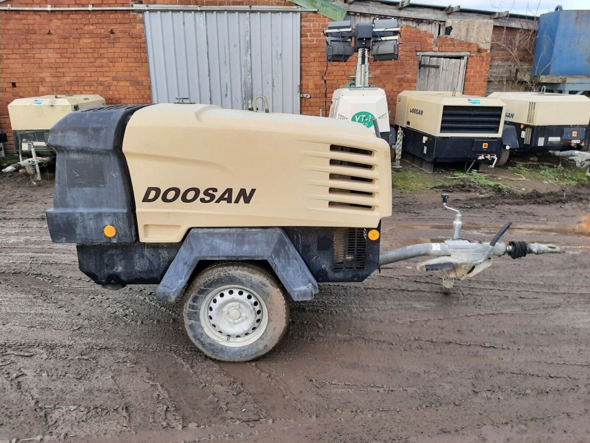 DOOSAN INGERSOLL RAND 7/41+ DIESEL PORTABLE AIR COMPRESSOR LOW HOURS - Image 4 of 8