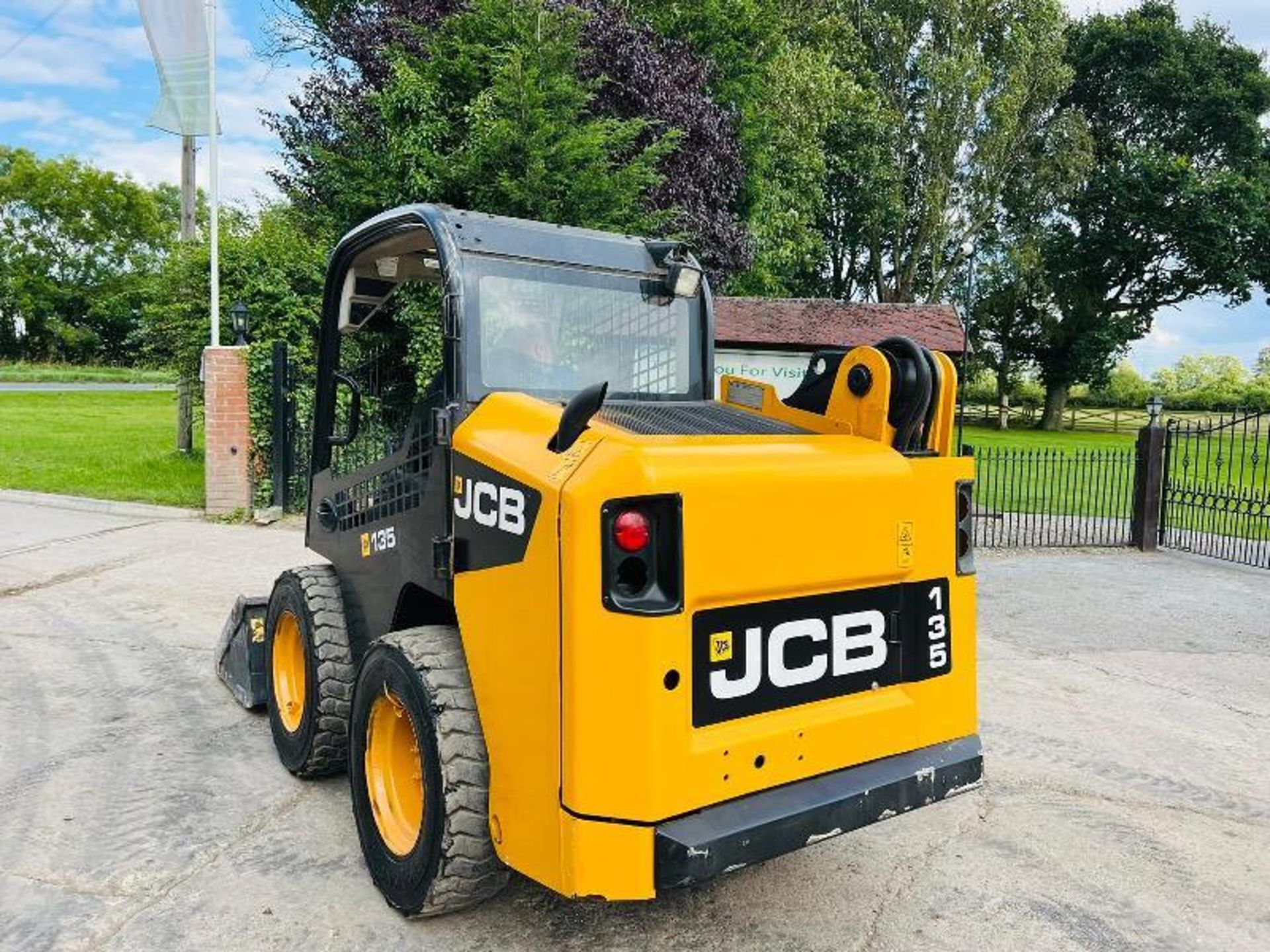 JCB 135 4WD SKIDSTEER * YEAR 2014 * C/W BUCKET - Image 12 of 13