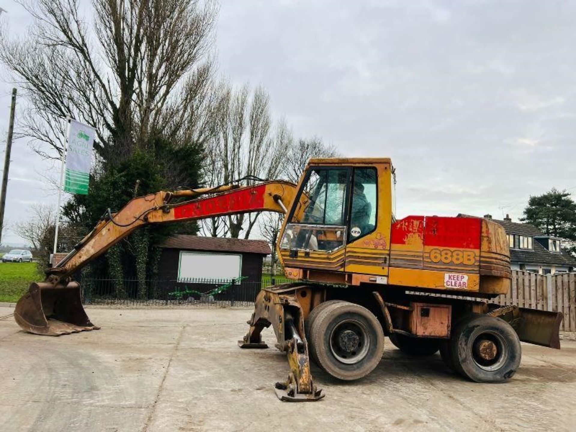 CASE 688B WHEELED EXCAVATOR C/W BUCKET - Image 7 of 10