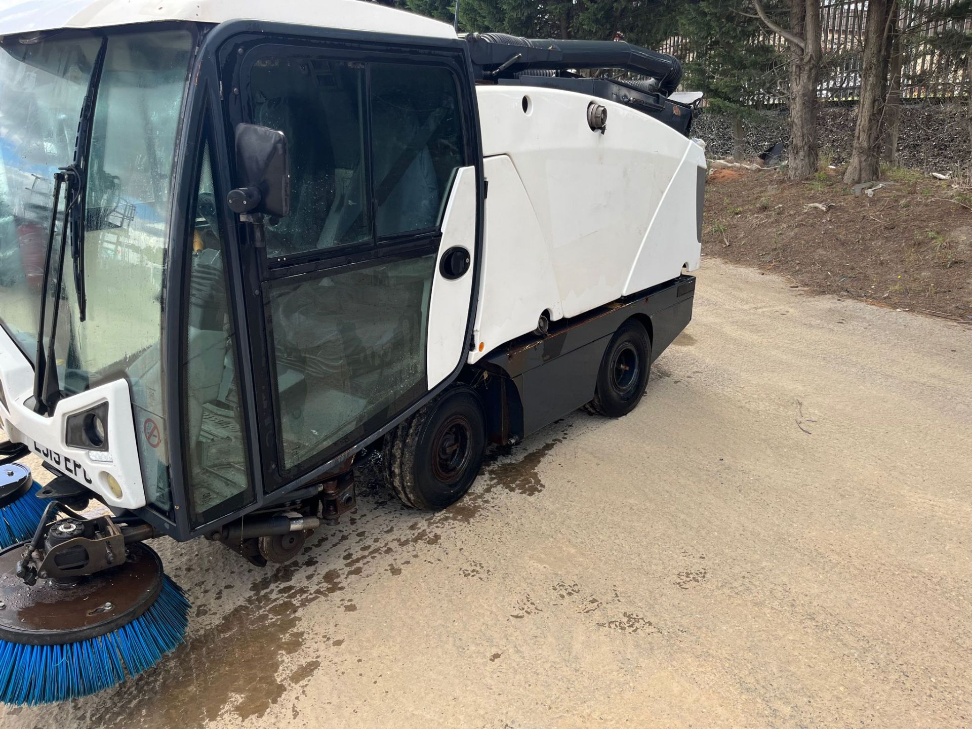 2015 JOHNSTON COMPACT ROAD SWEEPER - Image 4 of 17
