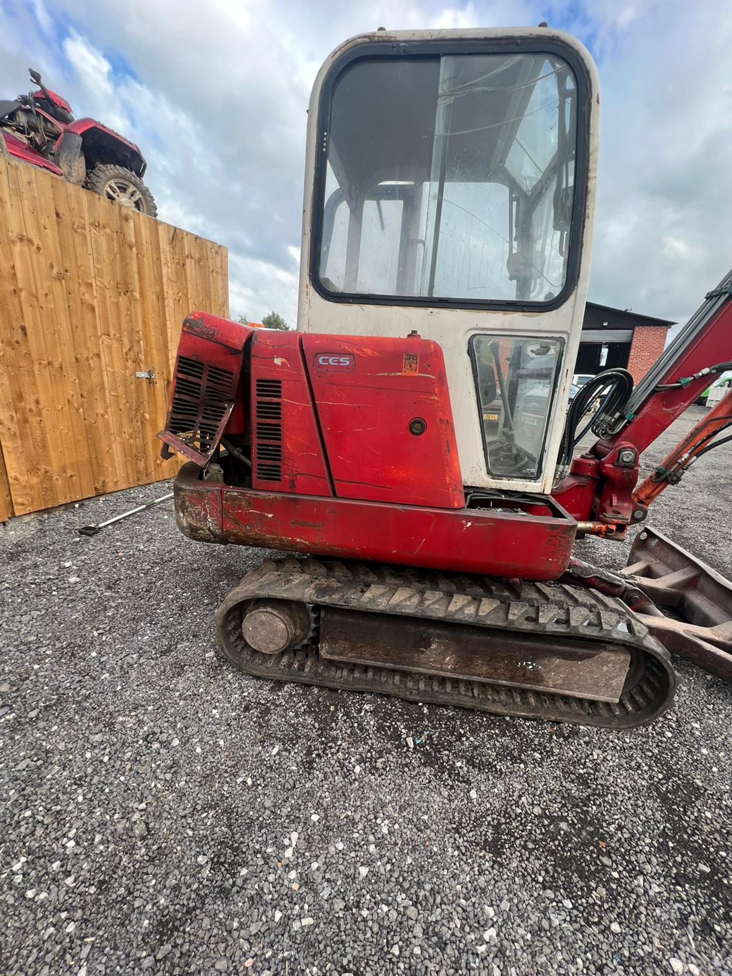 PELJOB 2.7 TON MINI DIGGER START RUNS 3 BUCKETS ELECTRIC START - Image 9 of 12