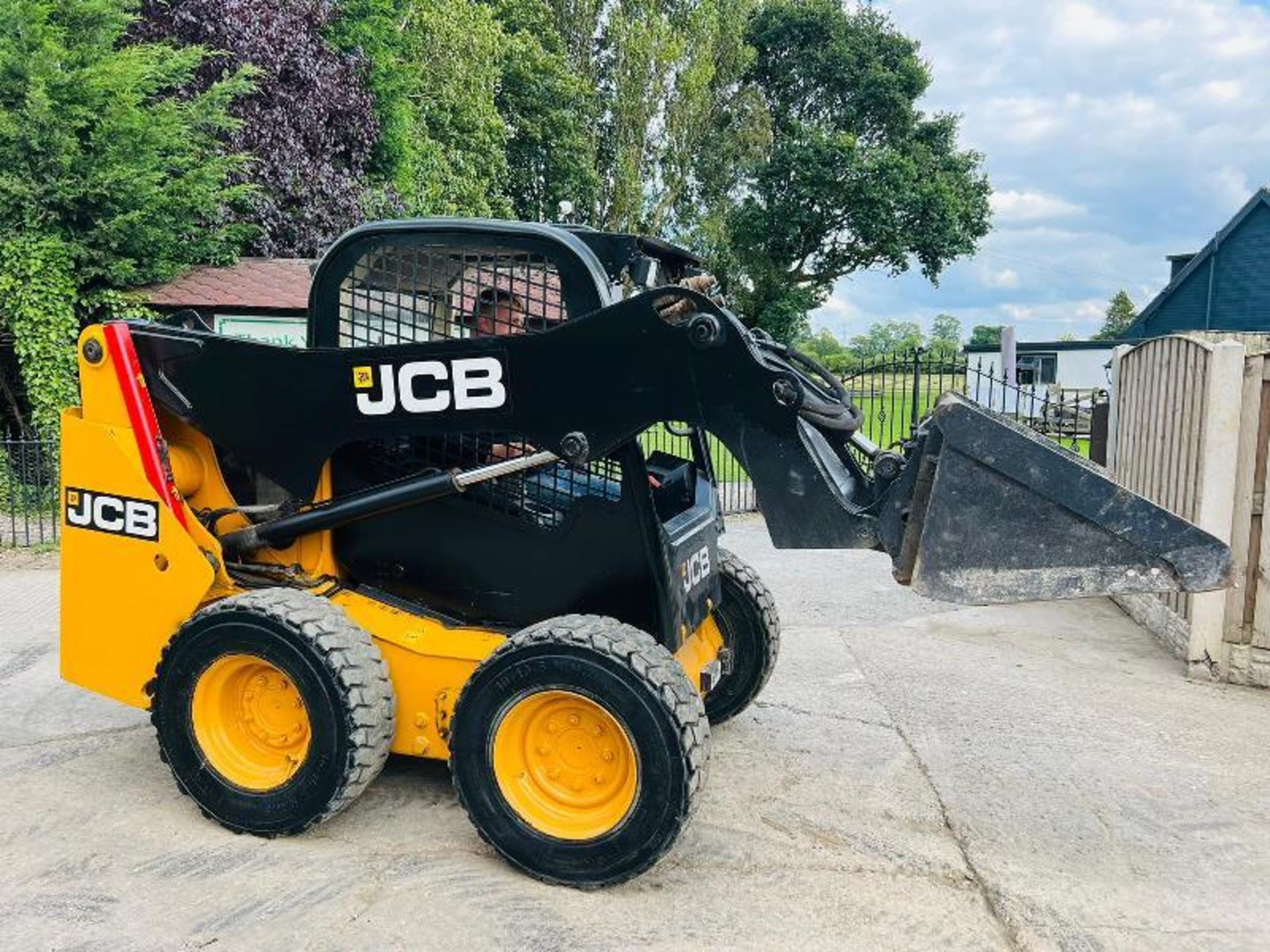 JCB 135 4WD SKIDSTEER * YEAR 2014 * C/W BUCKET - Image 3 of 13