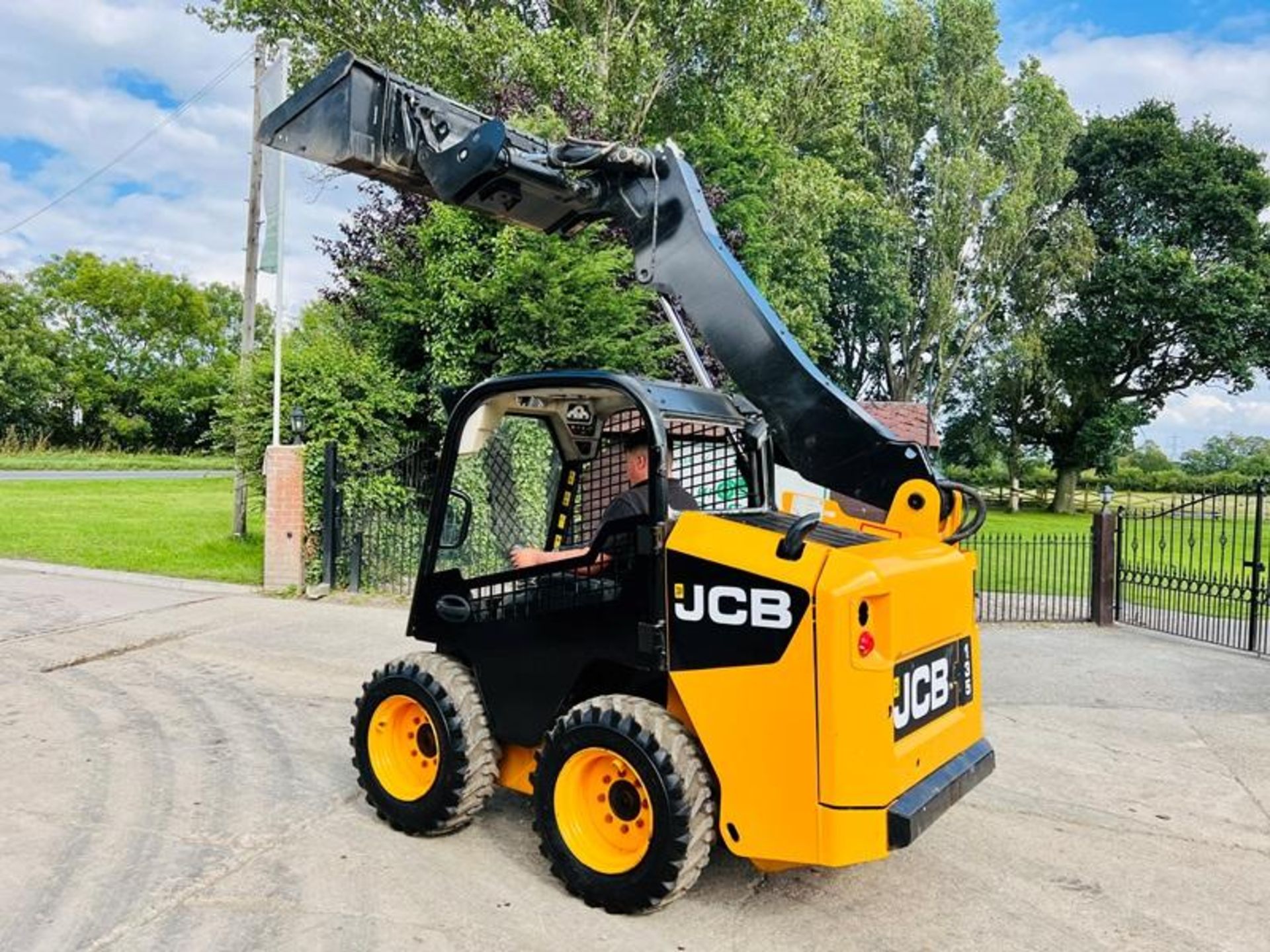 JCB 135 4WD SKIDSTEER * YEAR 2014 * C/W BUCKET - Image 9 of 14