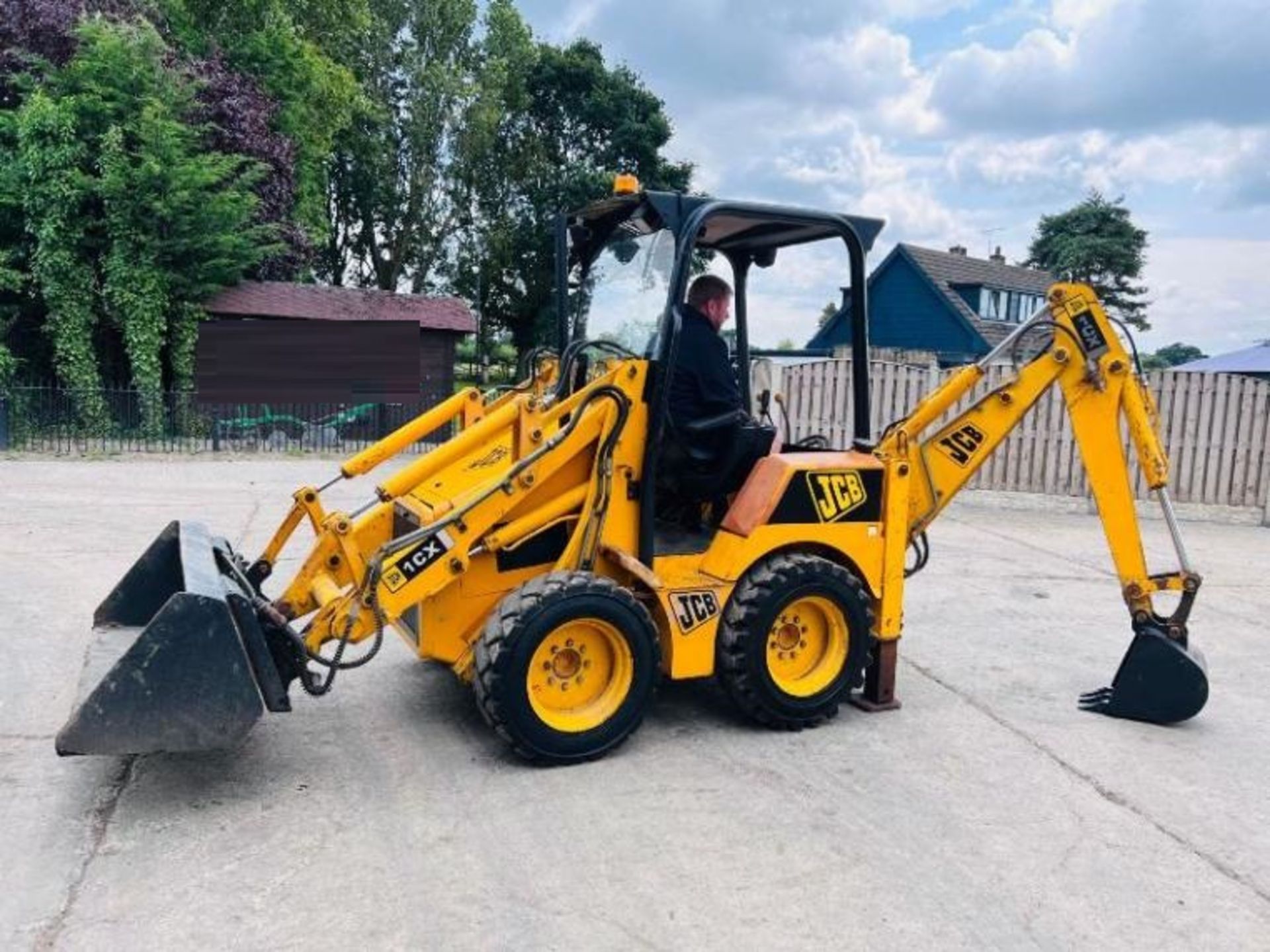 JCB 1CX 4WD BACKHOE DIGGER C/W BUCKET & TINES - Image 2 of 20