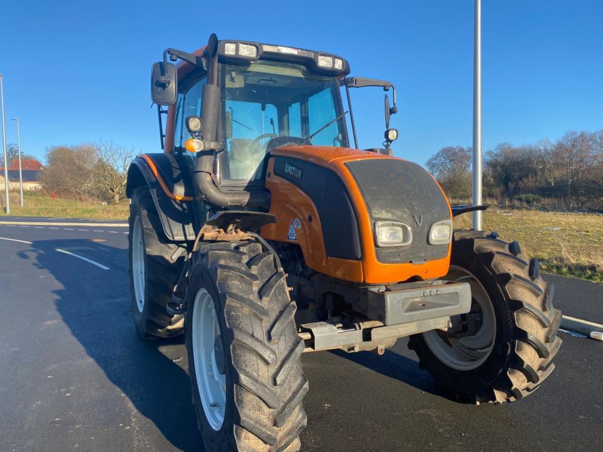 VALTRA N101 TRACTOR - 2013 - Image 2 of 9