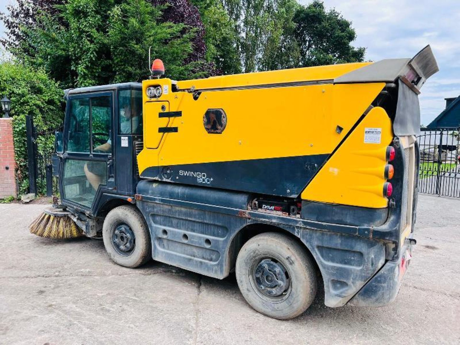 SCHMIDT SWINGO 200PLUS 4X2 ROAD SWEEPER *YEAR 2012* C/W AC CABIN - Image 3 of 17