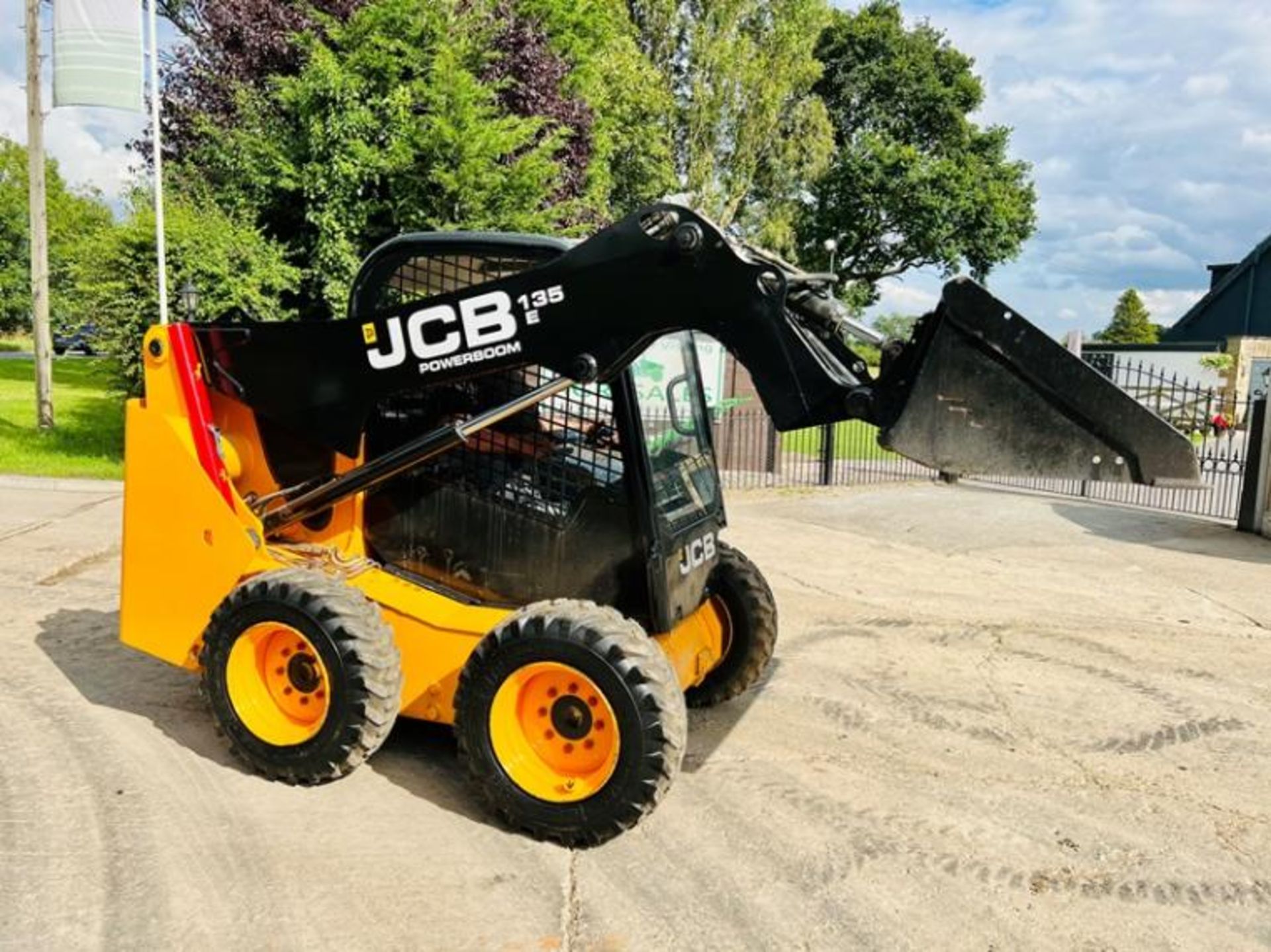 JCB 135 4WD SKIDSTEER * YEAR 2014 * C/W BUCKET - Image 2 of 14