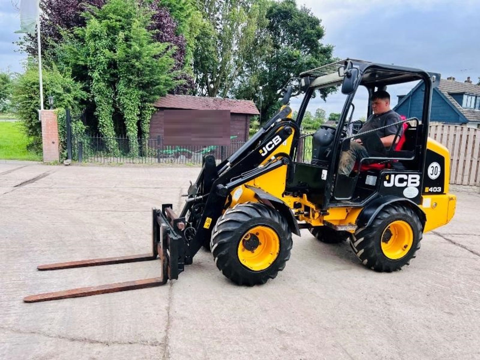 JCB 403 4WD LOADING SHOVEL *YEAR 2018 ,ONLY 2818 HOURS* C/W PALLET TINES