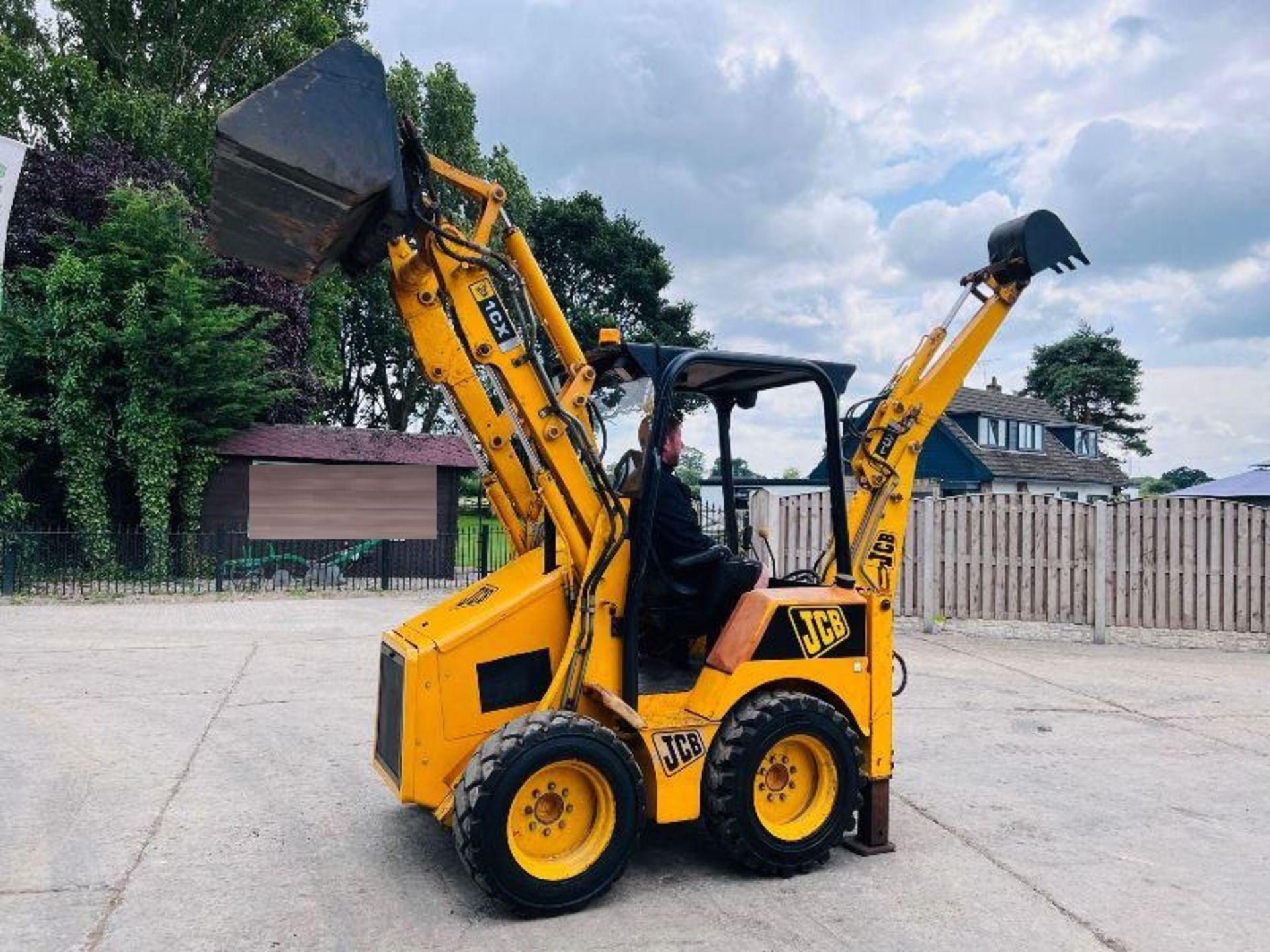 JCB 1CX 4WD BACKHOE DIGGER C/W BUCKET & TINES - Image 6 of 20