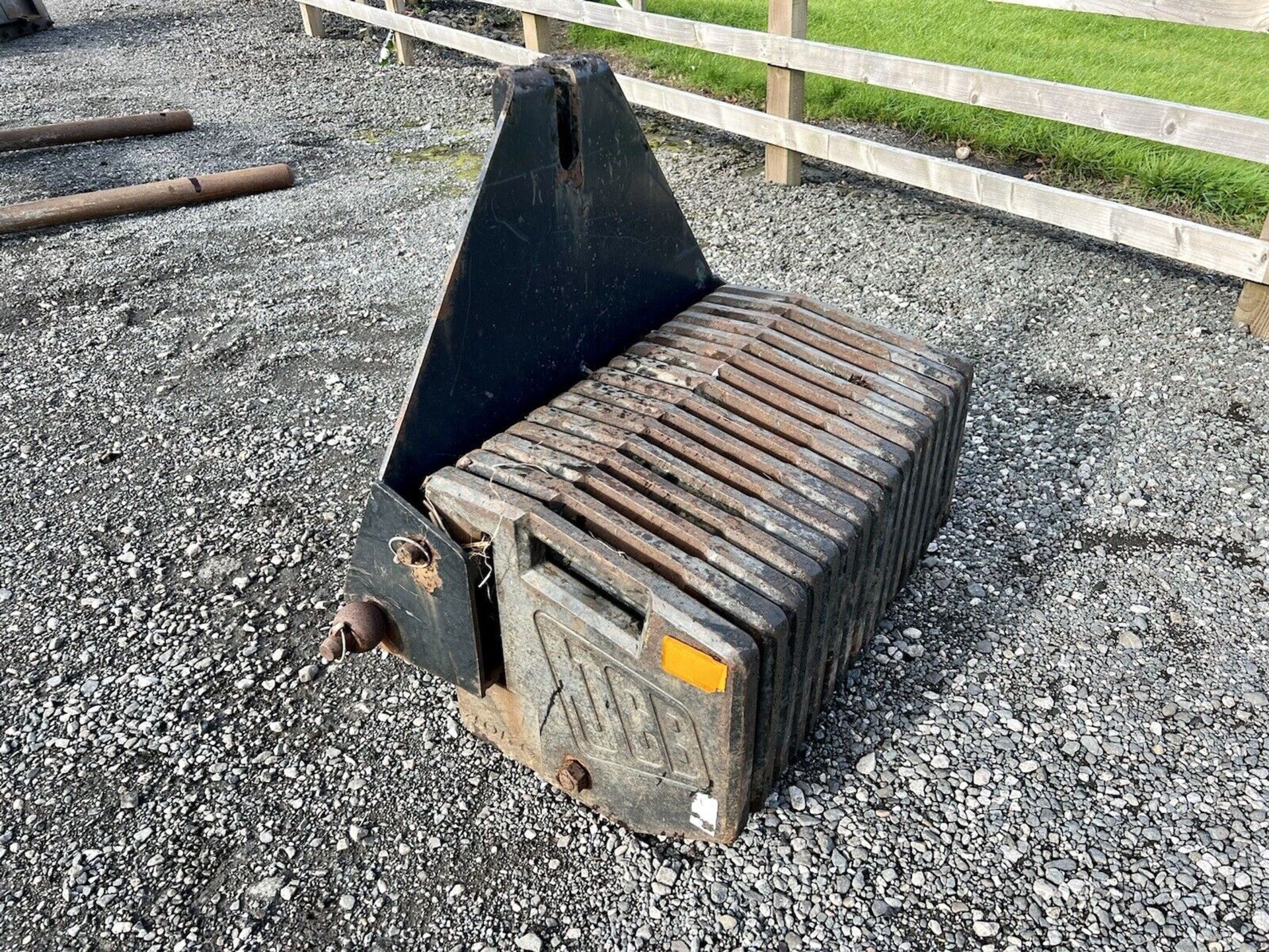 JCB TRACTOR FRONT WEIGHT FRAME WITH 16X 40KG WAFER WEIGHTS / FRONT LINKAGE/BLOCK - Image 3 of 7