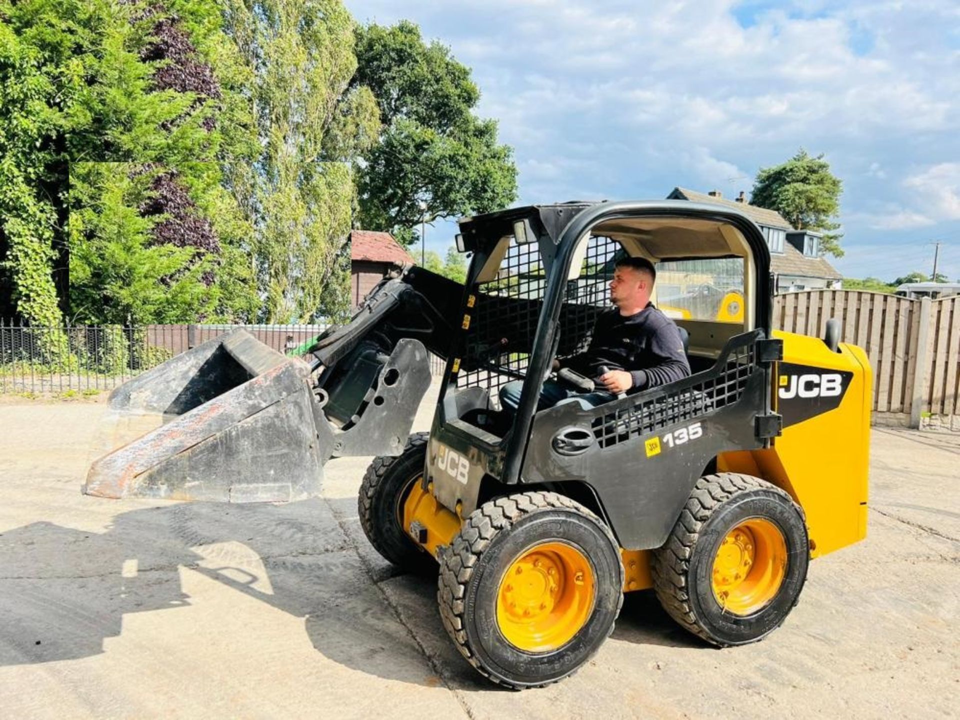 JCB 135 4WD SKIDSTEER * YEAR 2014 * C/W BUCKET