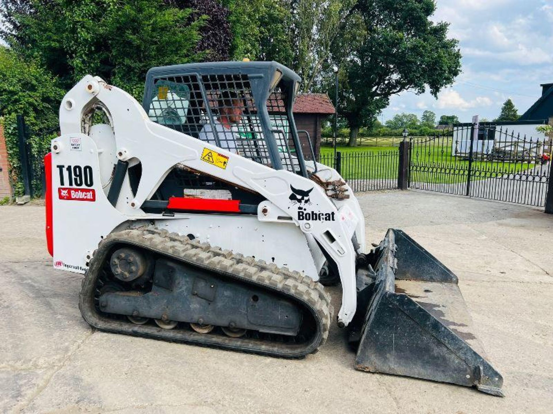 BOBCAT T190 TRACKED SKIDSTEER C/W BUCKET - Image 11 of 15