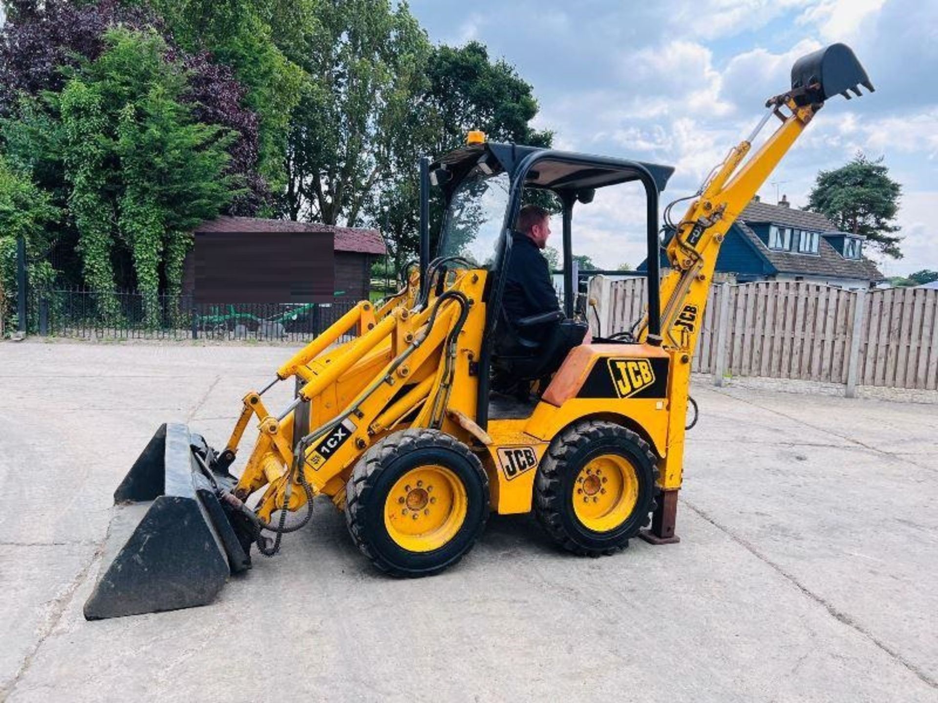 JCB 1CX 4WD BACKHOE DIGGER C/W BUCKET & TINES