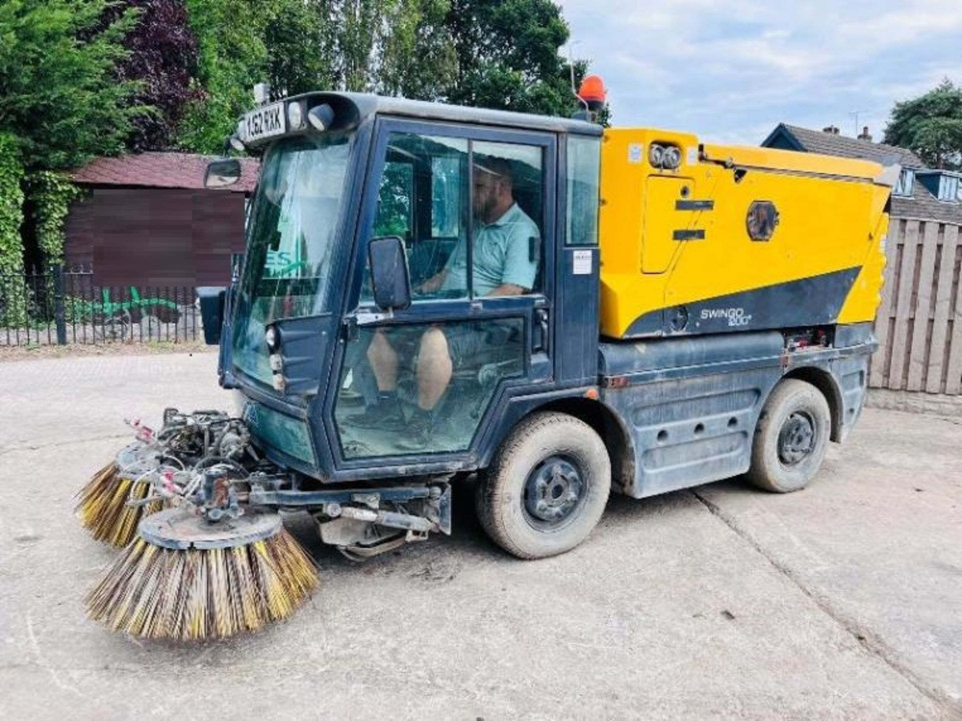 SCHMIDT SWINGO 200PLUS 4X2 ROAD SWEEPER *YEAR 2012* C/W AC CABIN