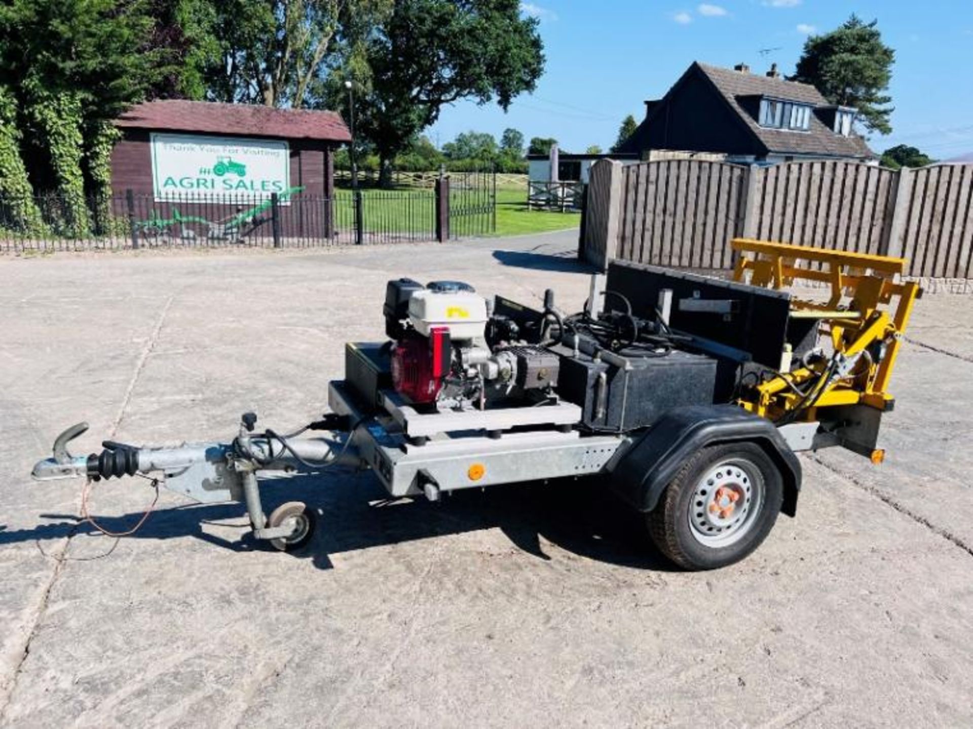 TOWABLE WHEELIE BIN CLEANER *YEAR 2018* C/W HONDA PRESSURE WASHER