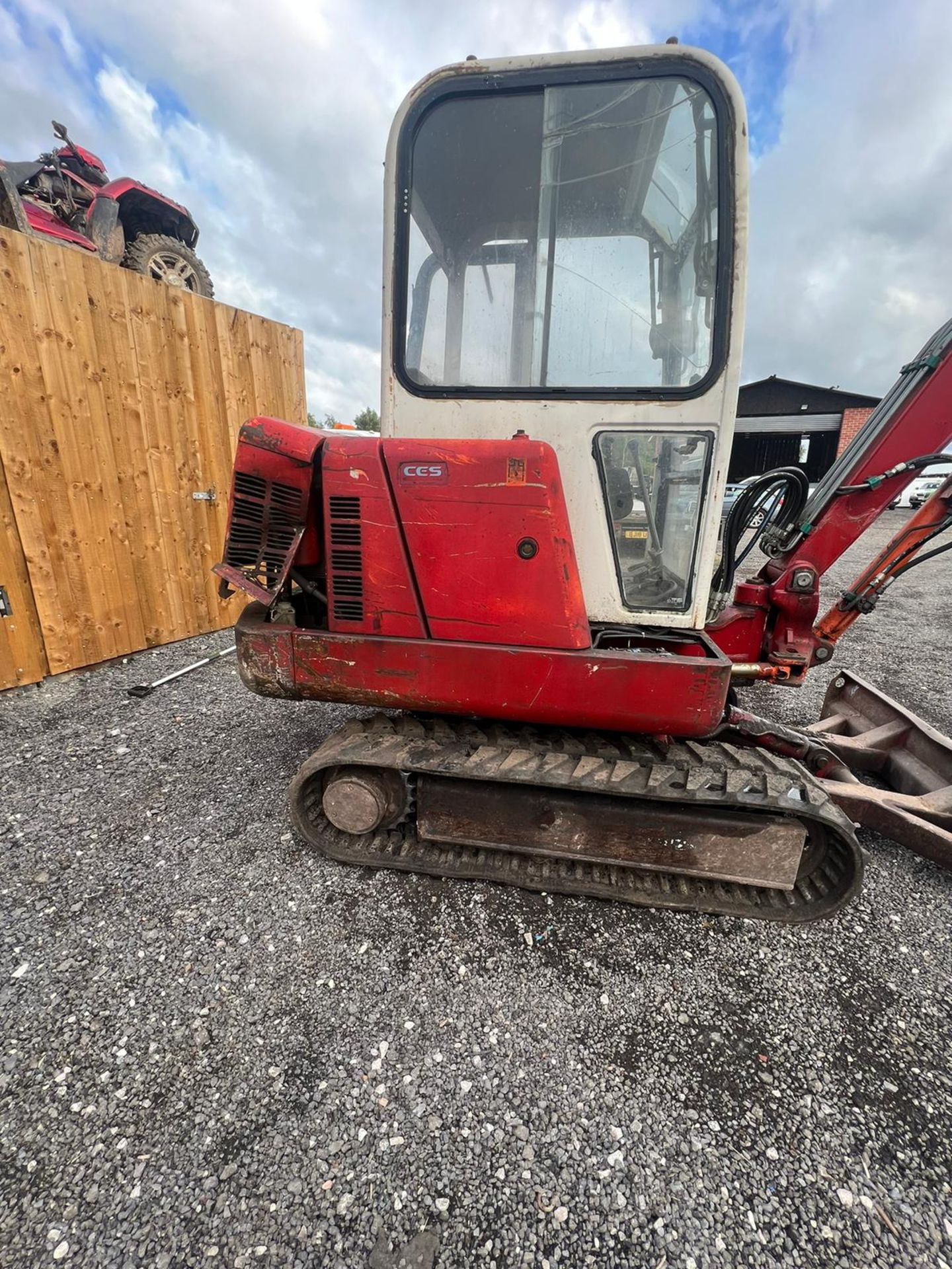 PELJOB 2.7 TON MINI DIGGER START RUNS 3 BUCKETS ELECTRIC START - Image 7 of 12