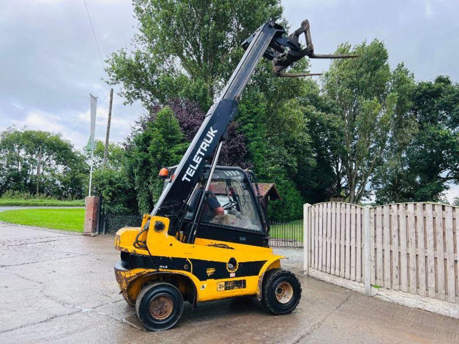 JCB TLT30D 4WD TELETRUCK C/W PALLET TINES - Image 7 of 15