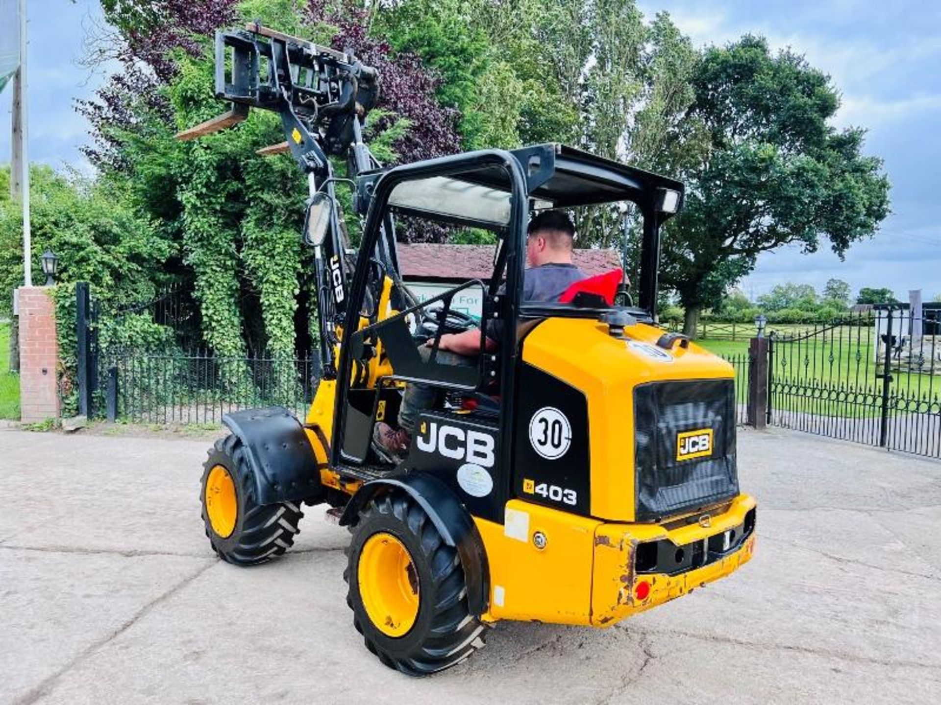 JCB 403 4WD LOADING SHOVEL *YEAR 2018 ,ONLY 2818 HOURS* C/W PALLET TINES - Image 3 of 15