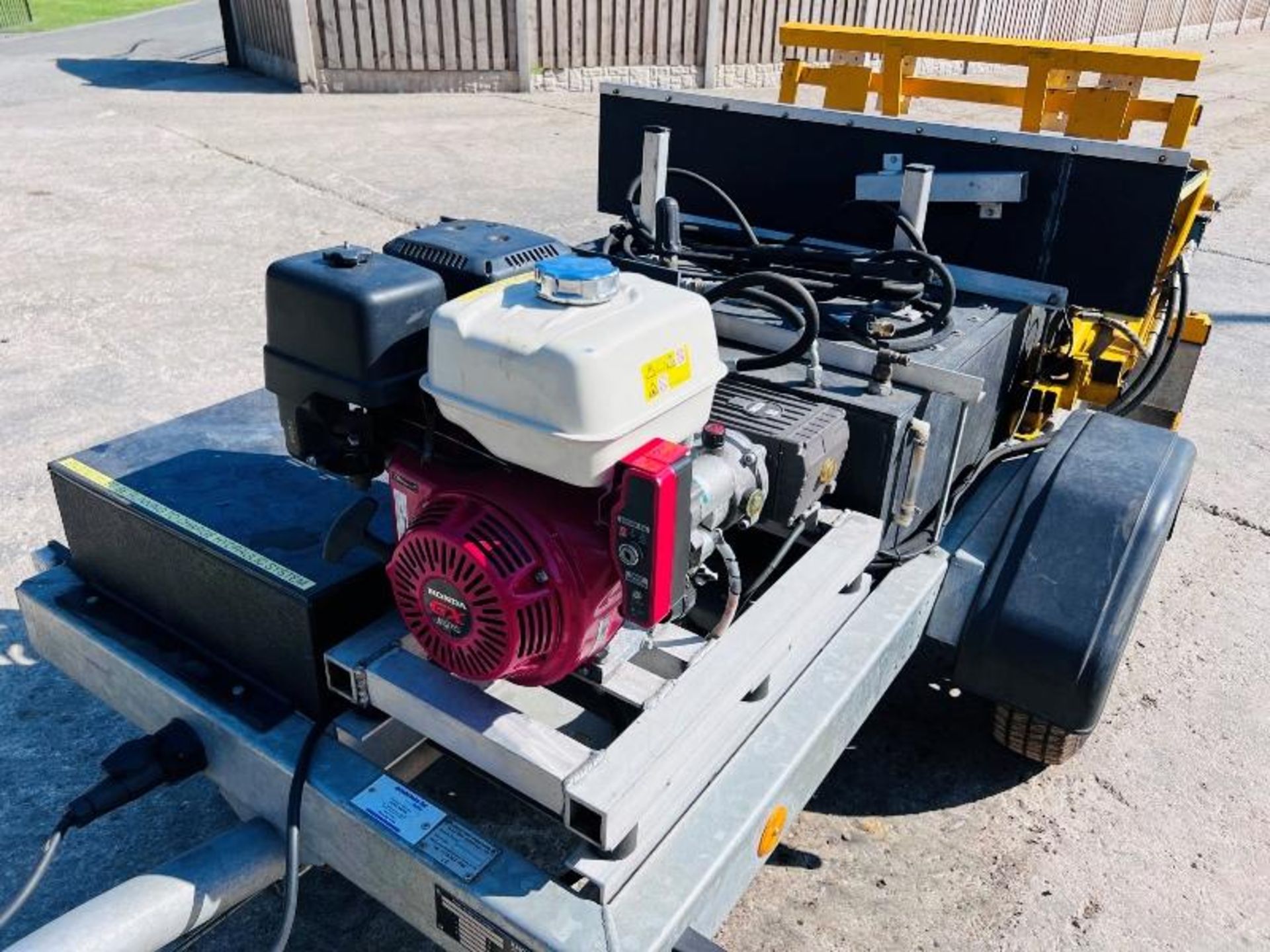 TOWABLE WHEELIE BIN CLEANER *YEAR 2018* C/W HONDA PRESSURE WASHER - Image 11 of 17