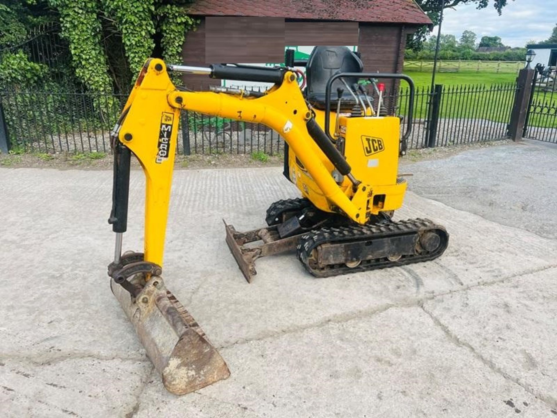 JCB MICRO 8008 DIGGER *2753 HOURS* C/W EXPANDING & RUBBER TRACKS - Image 2 of 10