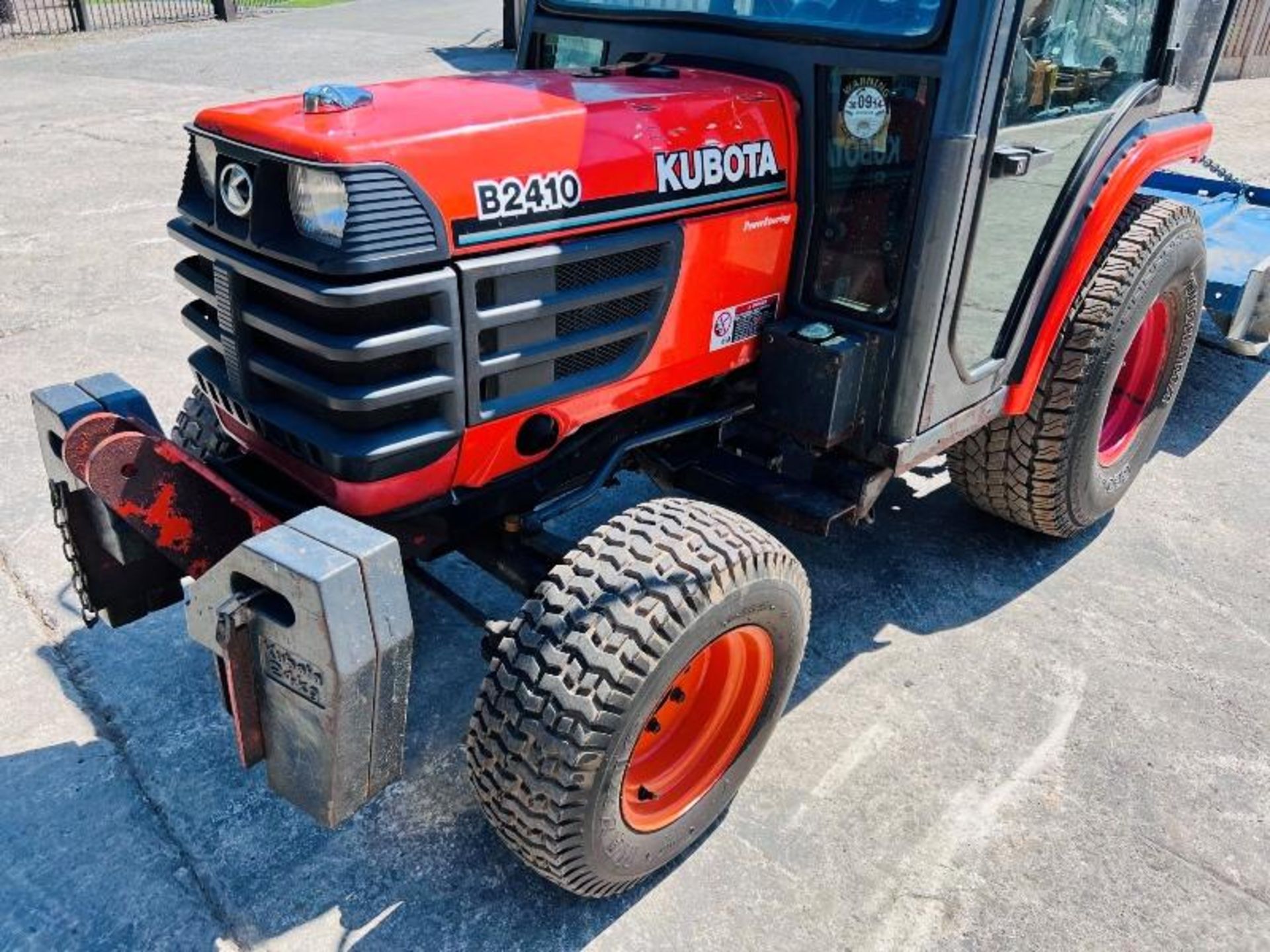 KUBOTA B2410 4WD COMPACT TRACTOR C/W FLEMMING TOPPER & FRONT WEIGHTS - Image 18 of 19