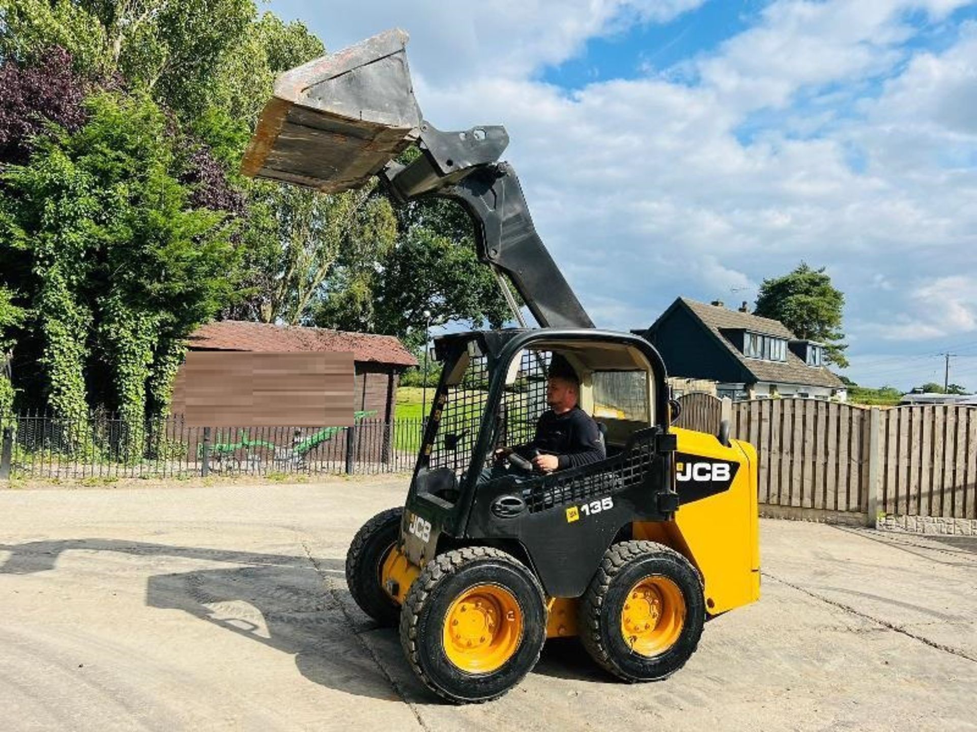 JCB 135 4WD SKIDSTEER * YEAR 2014 * C/W BUCKET