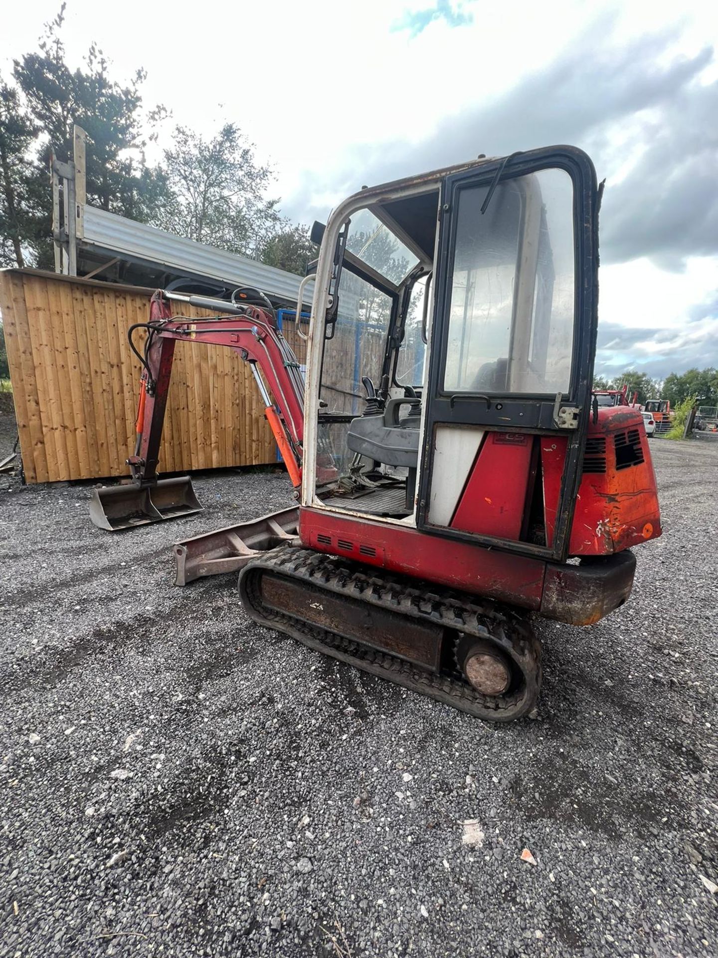 PELJOB 2.7 TON MINI DIGGER START RUNS 3 BUCKETS ELECTRIC START - Image 10 of 12