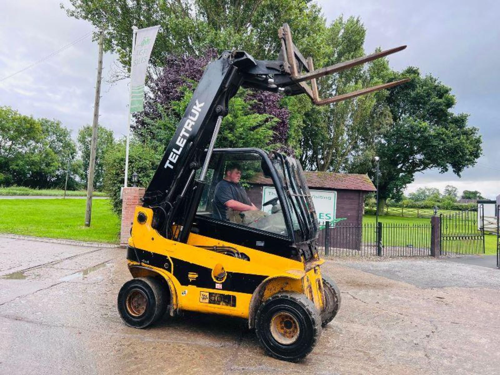 JCB TLT30D 4WD TELETRUCK C/W PALLET TINES - Image 4 of 15