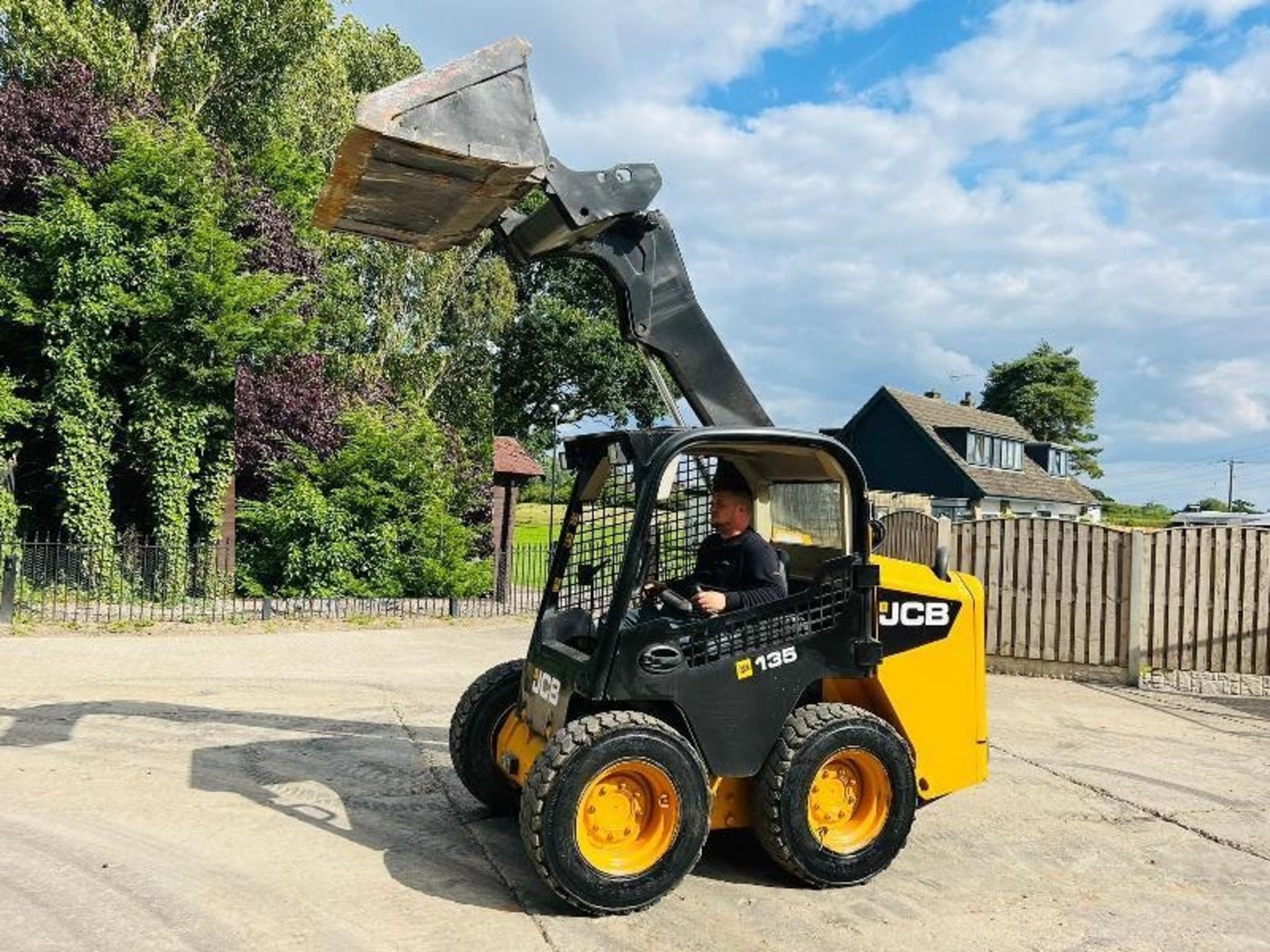 JCB 135 4WD SKIDSTEER * YEAR 2014 * C/W BUCKET - Image 12 of 13