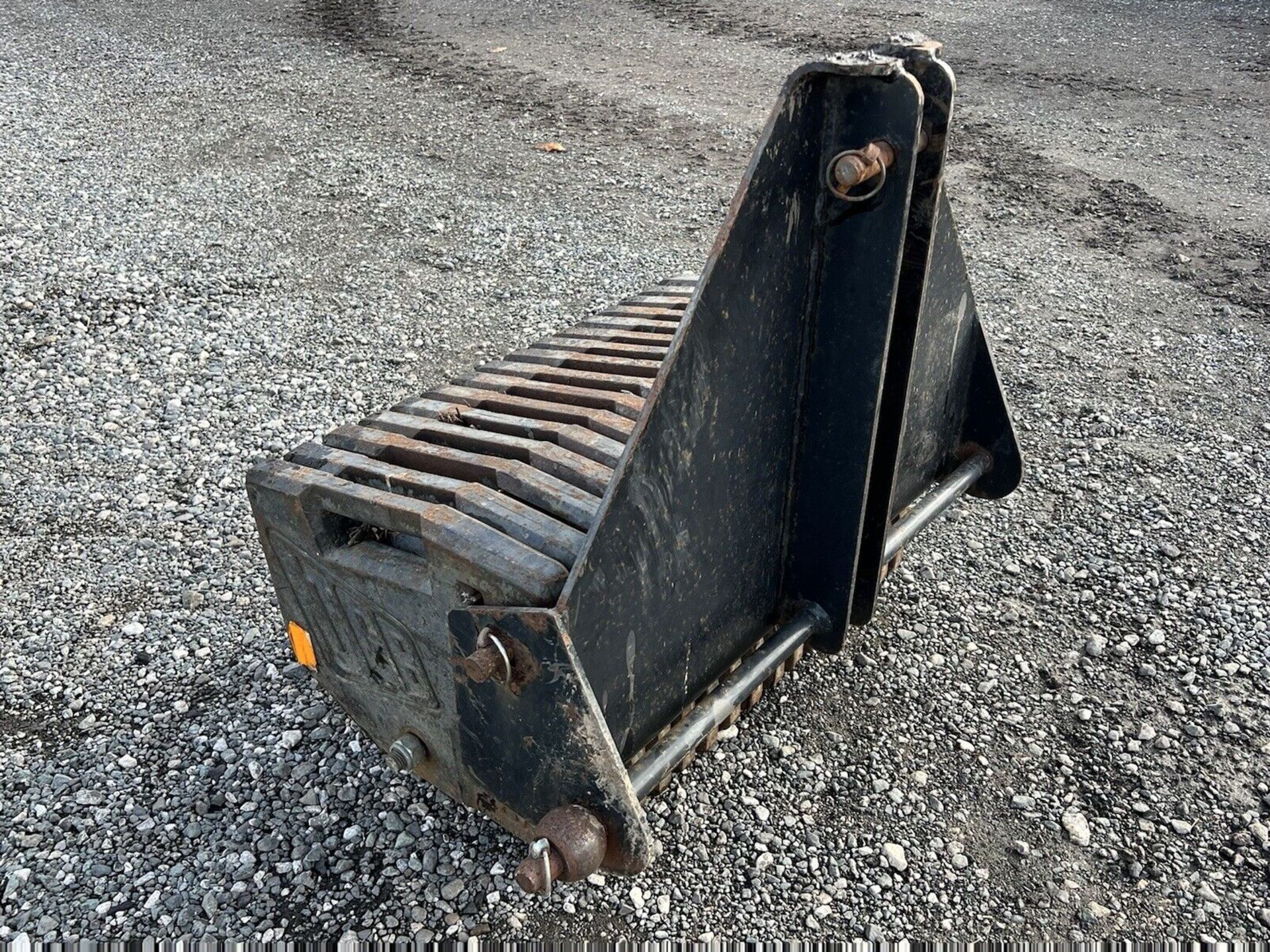 JCB TRACTOR FRONT WEIGHT FRAME WITH 16X 40KG WAFER WEIGHTS / FRONT LINKAGE/BLOCK - Image 5 of 7